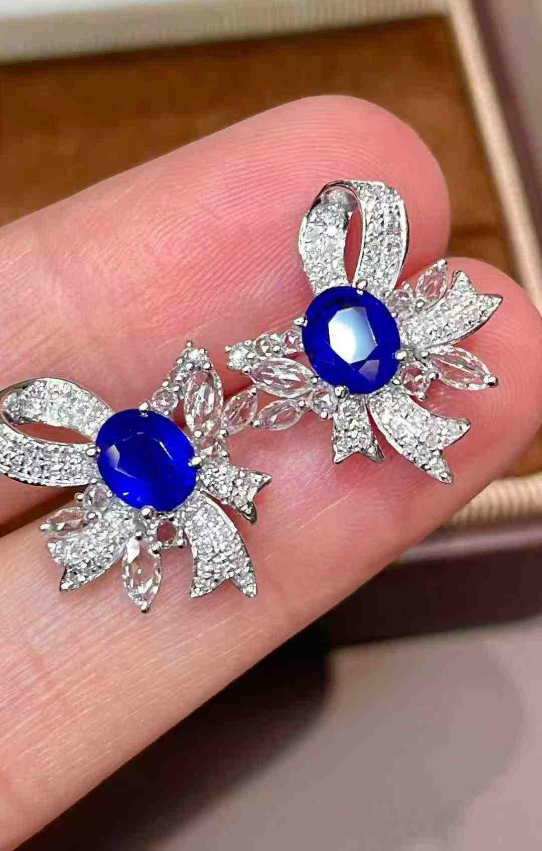 Taille mixte Blue Sapphire Diamond Stud Earrings in 18k White Gold en vente
