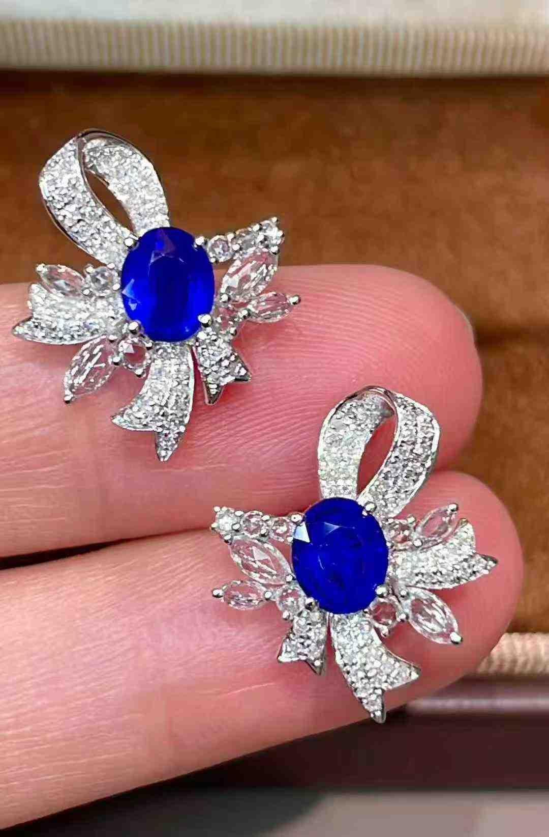 Blue Sapphire Diamond Stud Earrings in 18k White Gold Neuf - En vente à Bucharest, Romania