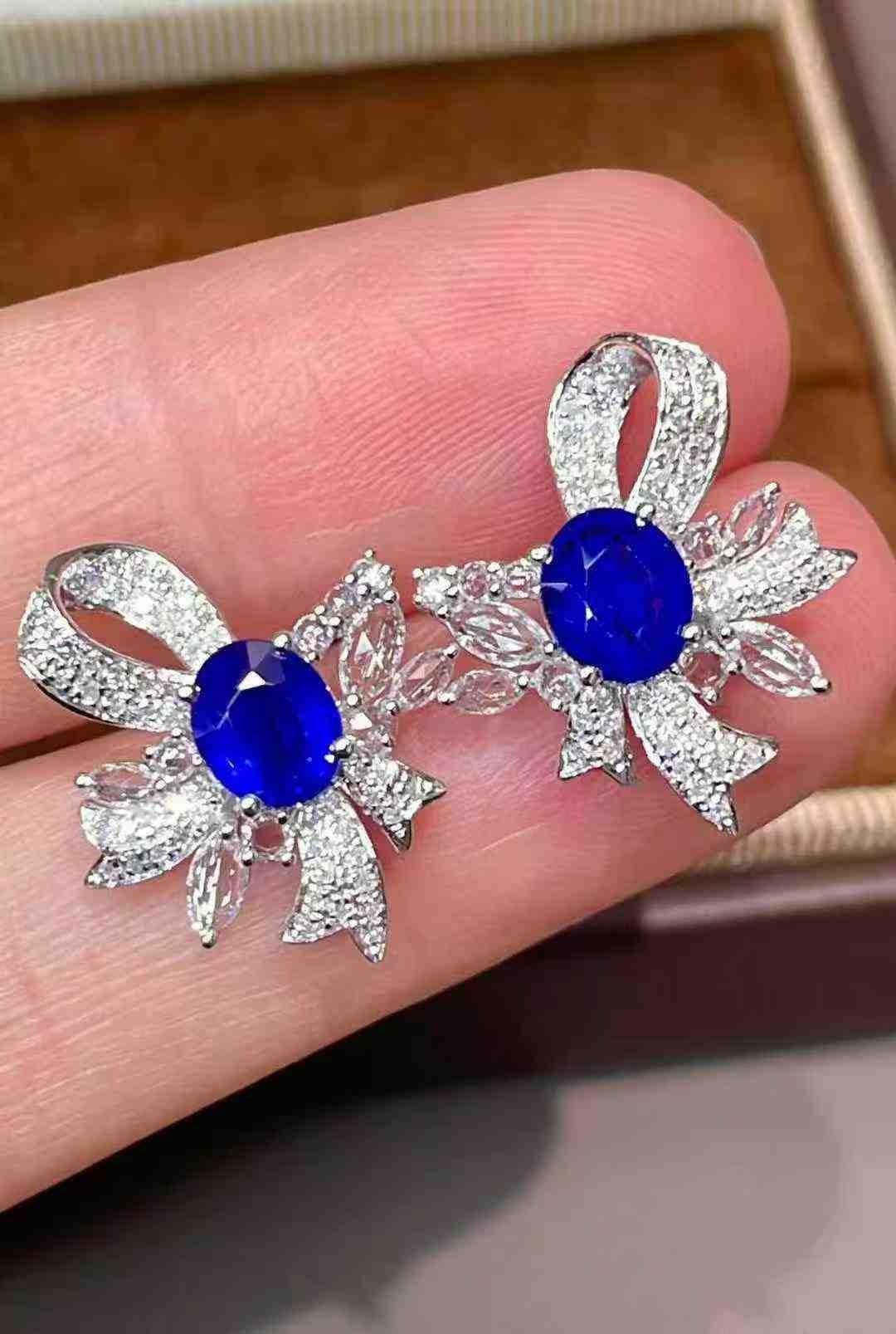Blue Sapphire Diamond Stud Earrings in 18k White Gold en vente 2