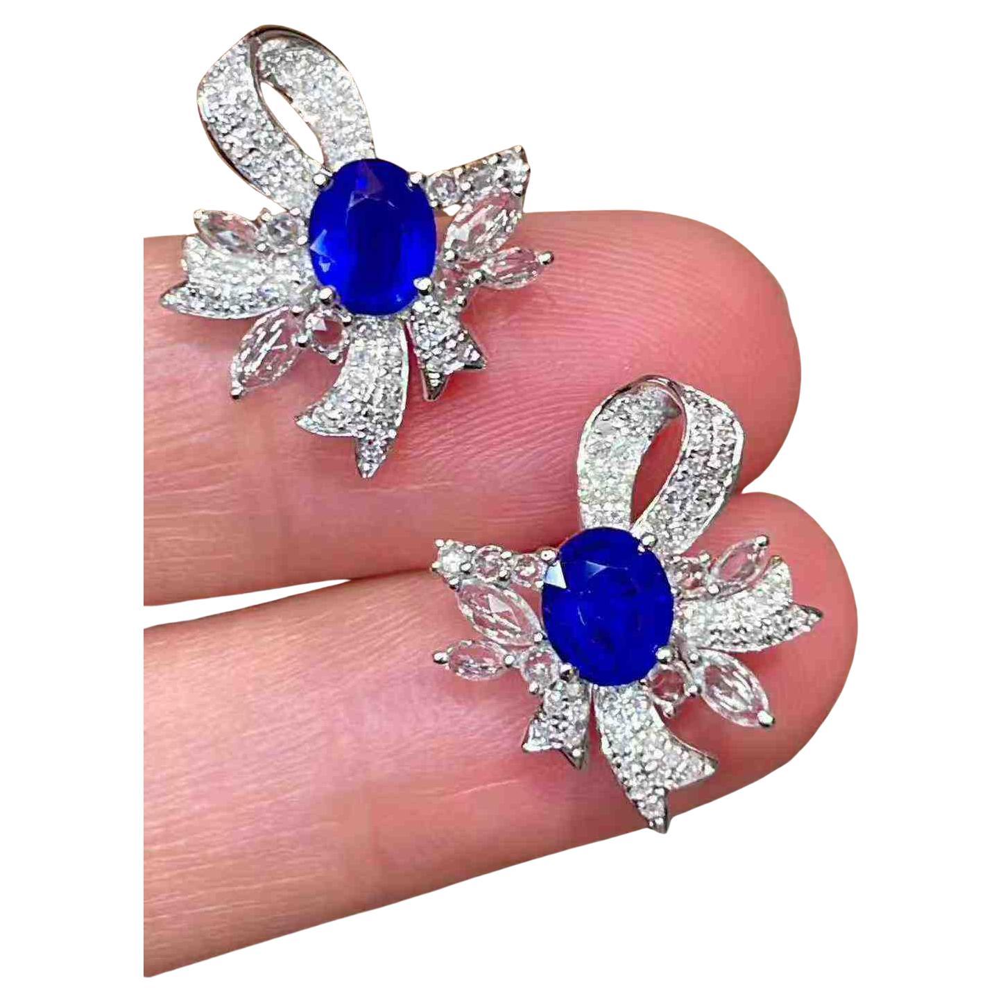 Blue Sapphire Diamond Stud Earrings in 18k White Gold en vente