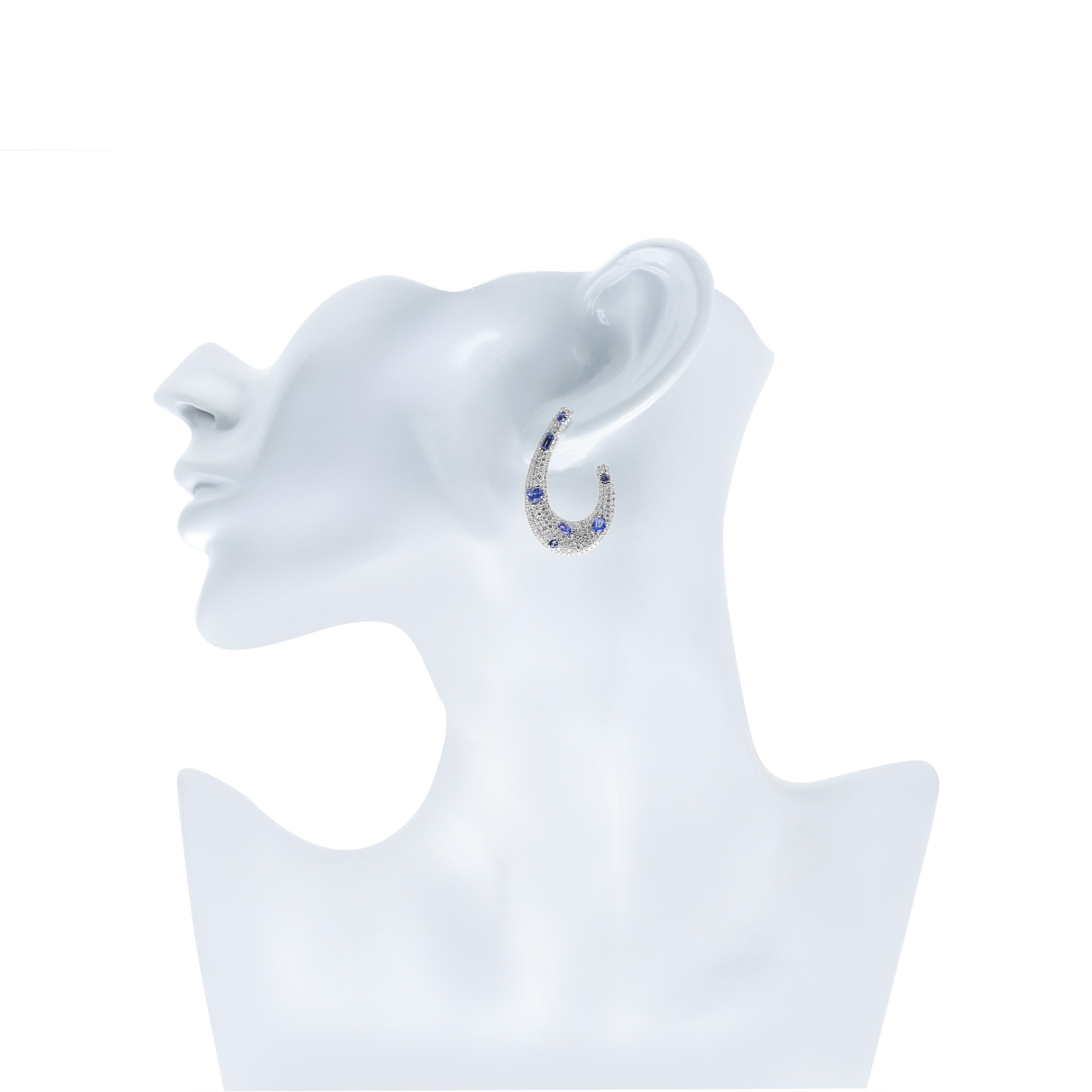 Blue Sapphire & Diamond Studded Earring in 14K White Gold In New Condition For Sale In JAIPUR, IN