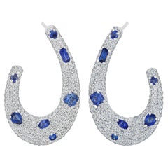 Boucles d'oreilles en or blanc 14K serties de saphirs bleus et de diamants