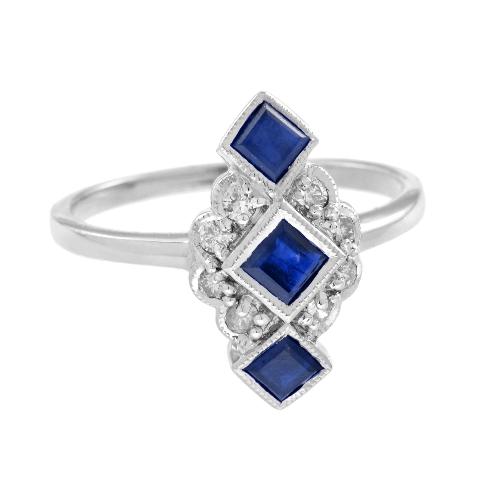 Bague à trois pierres en saphir bleu et diamant d'inspiration vintage. Cette bague en or blanc est sertie verticalement au centre de trois saphirs de forme carrée en chaton entourés de huit diamants en halo en son centre.  Or blanc 14K.
Informations