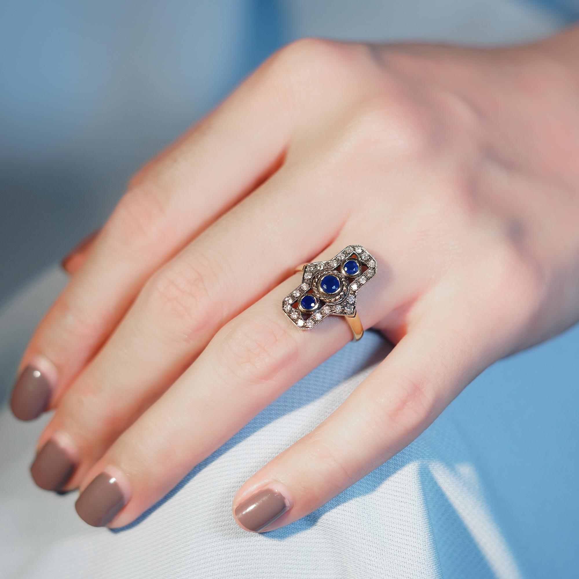 Blue Sapphire Diamond Vintage Style Vertical Trinity Ring in 9K Gold in vendita 1