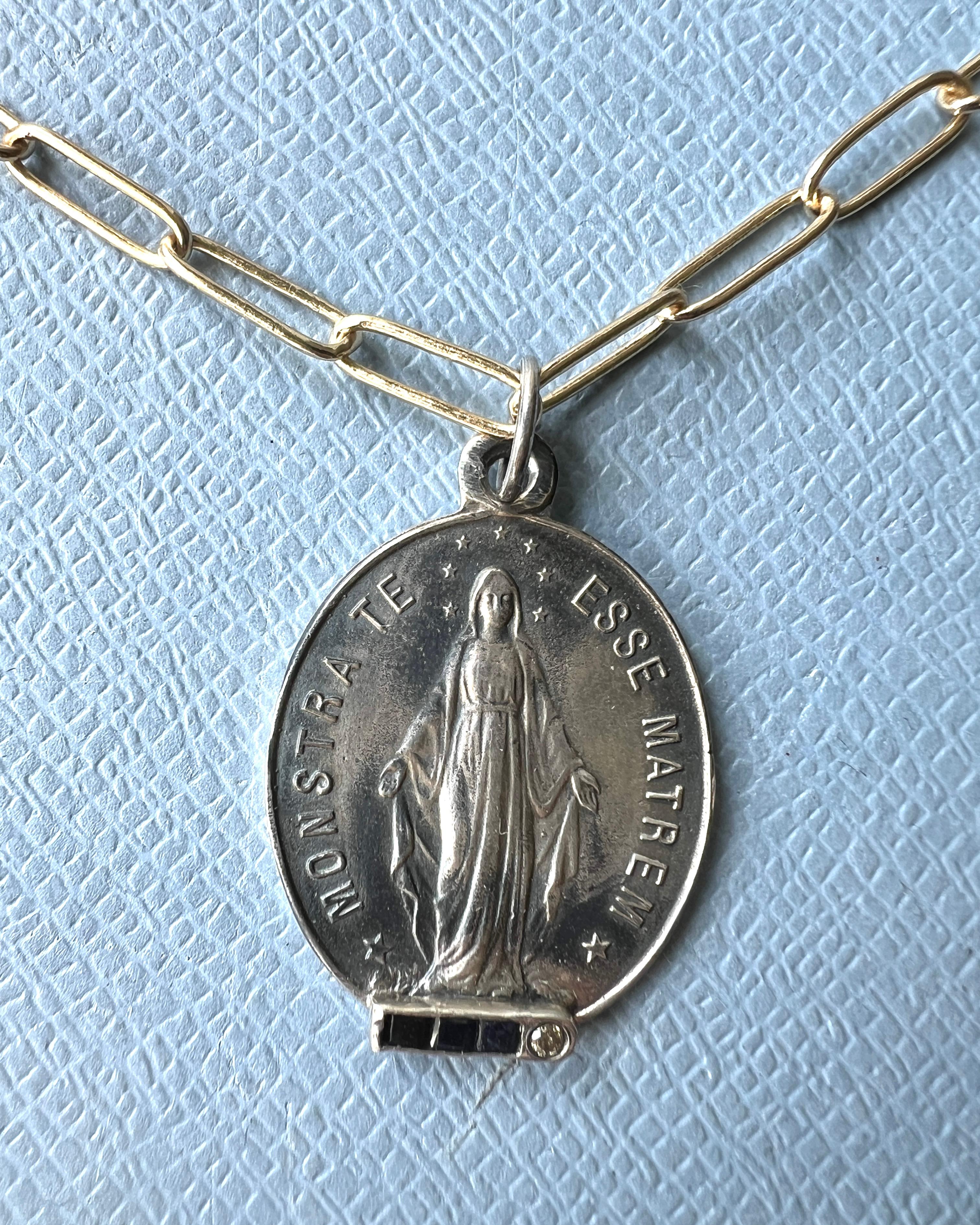 Blue Sapphire Diamond Virgin Mary Medal Chain Necklace Corte brillante en venta