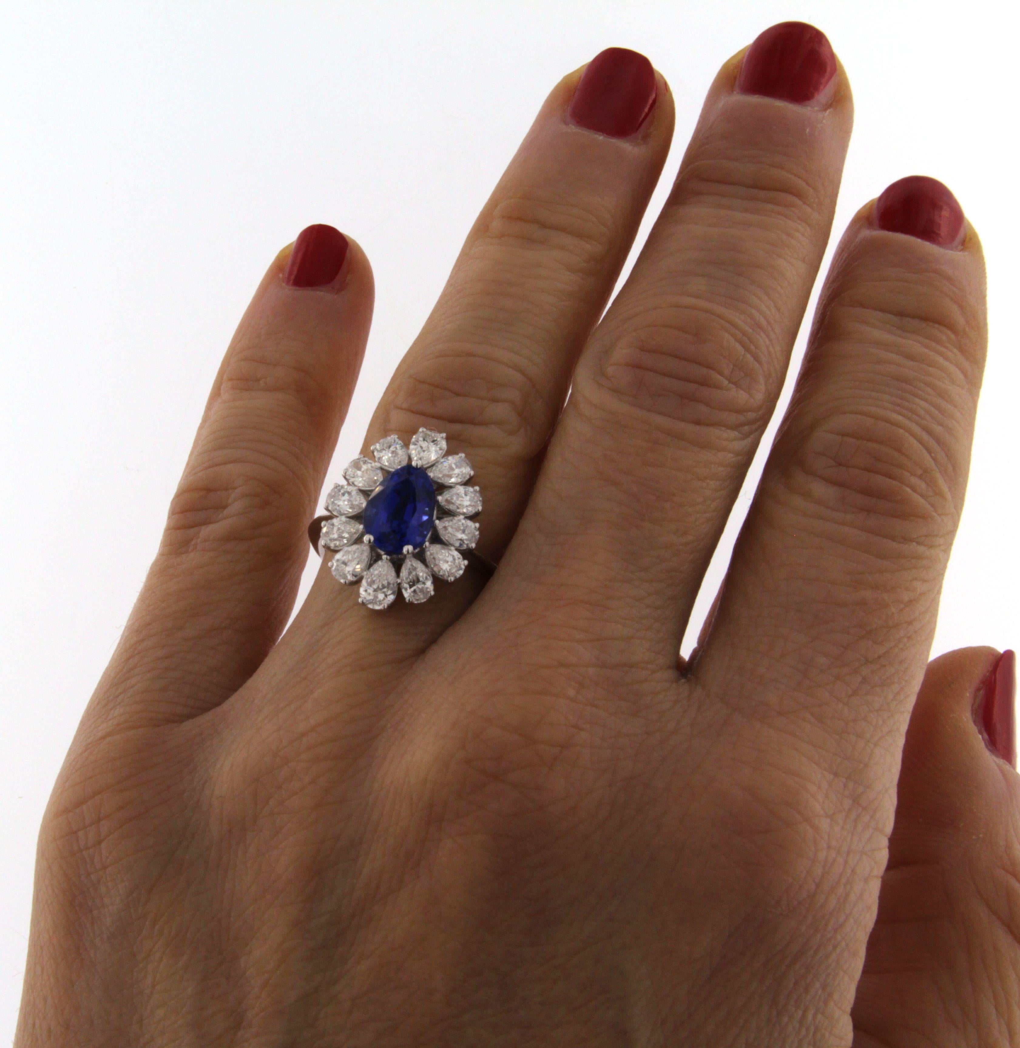 Blue Sapphire Diamonds 18 Karat Gold Flower Ring In New Condition For Sale In Cremona, IT