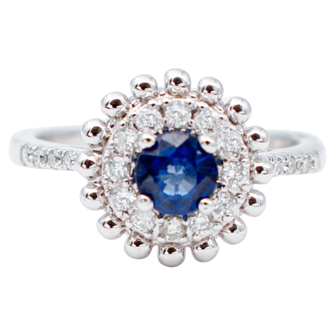 Bague de fiançailles/solitaire en or blanc 18 carats, saphir bleu, diamants en vente