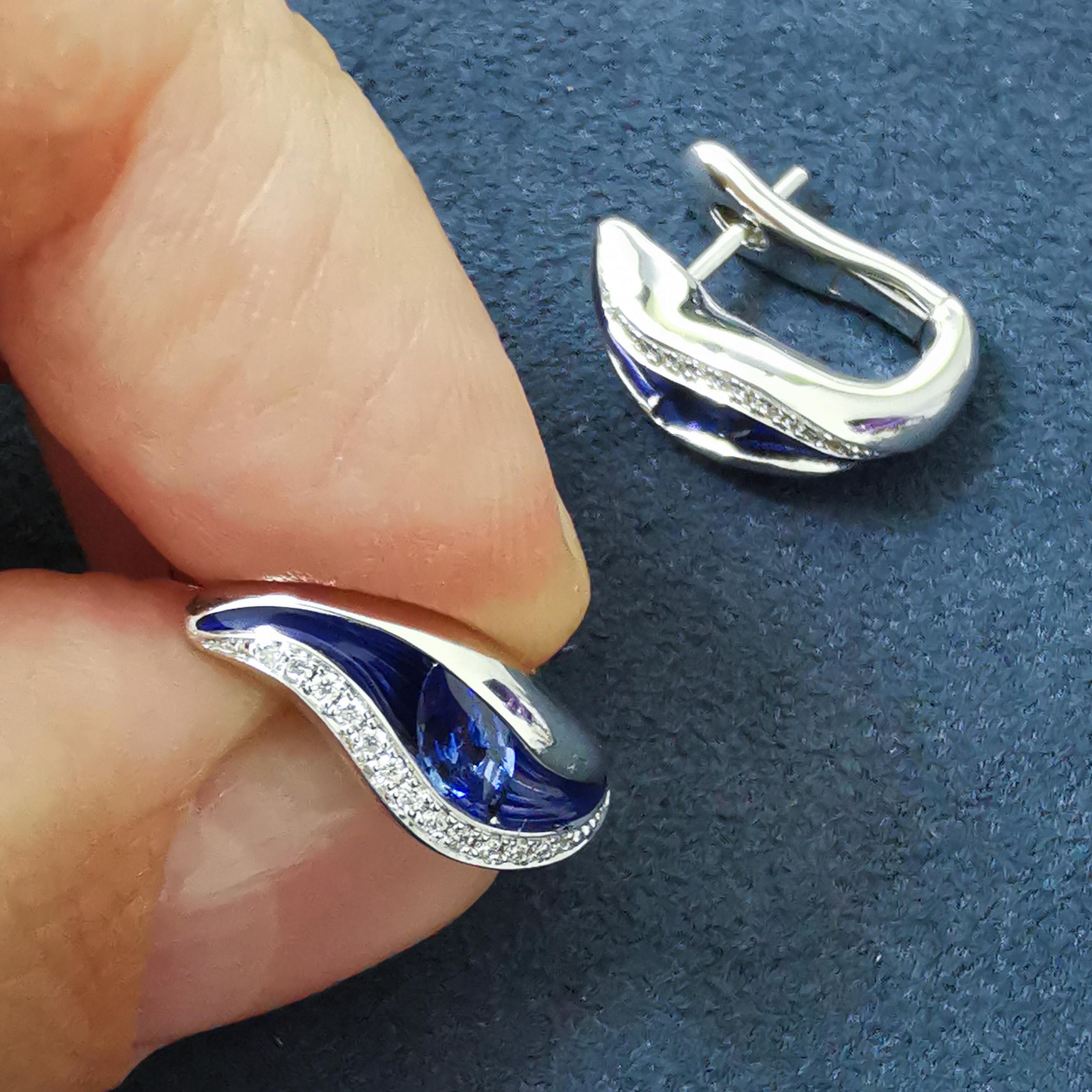 Ohrringe aus 18 Karat Weißgold mit blauen Saphiren und Diamanten in Emaille mit Meltierung (Zeitgenössisch) im Angebot