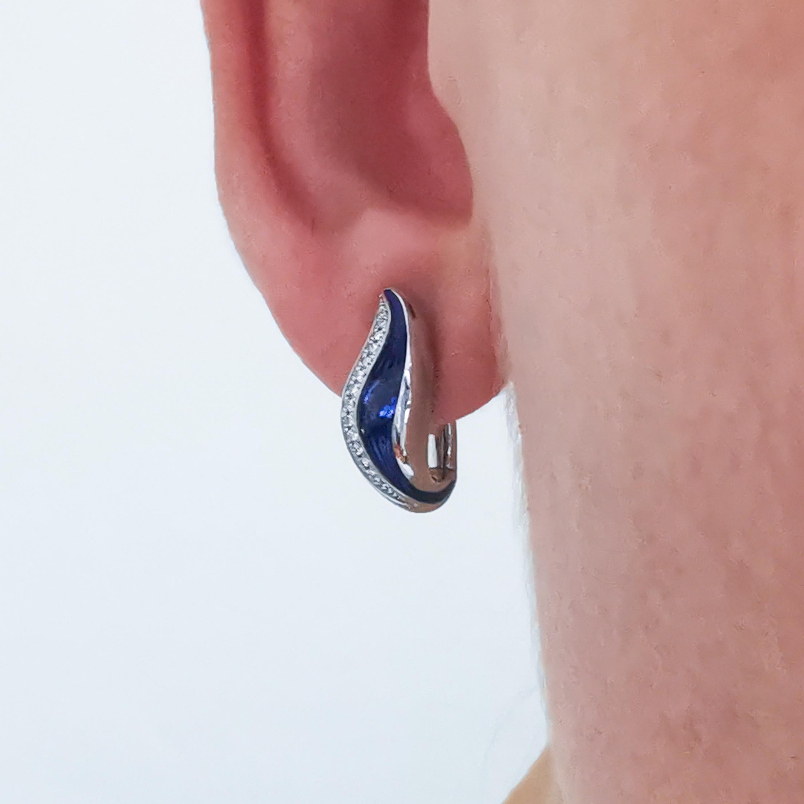 Ohrringe aus 18 Karat Weißgold mit blauen Saphiren und Diamanten in Emaille mit Meltierung im Angebot 3