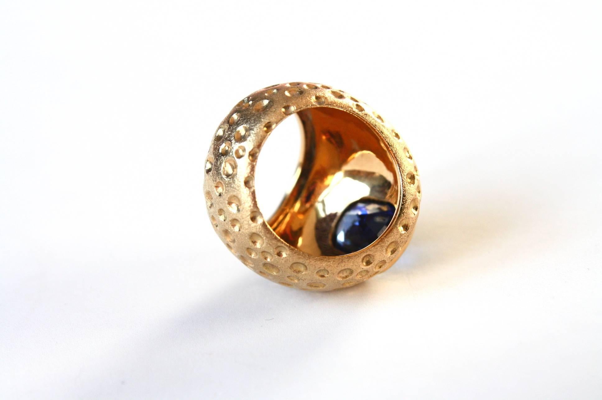 Blue Sapphire Dome Cocktail Ring 18 Karat Gold In New Condition For Sale In Milan, IT