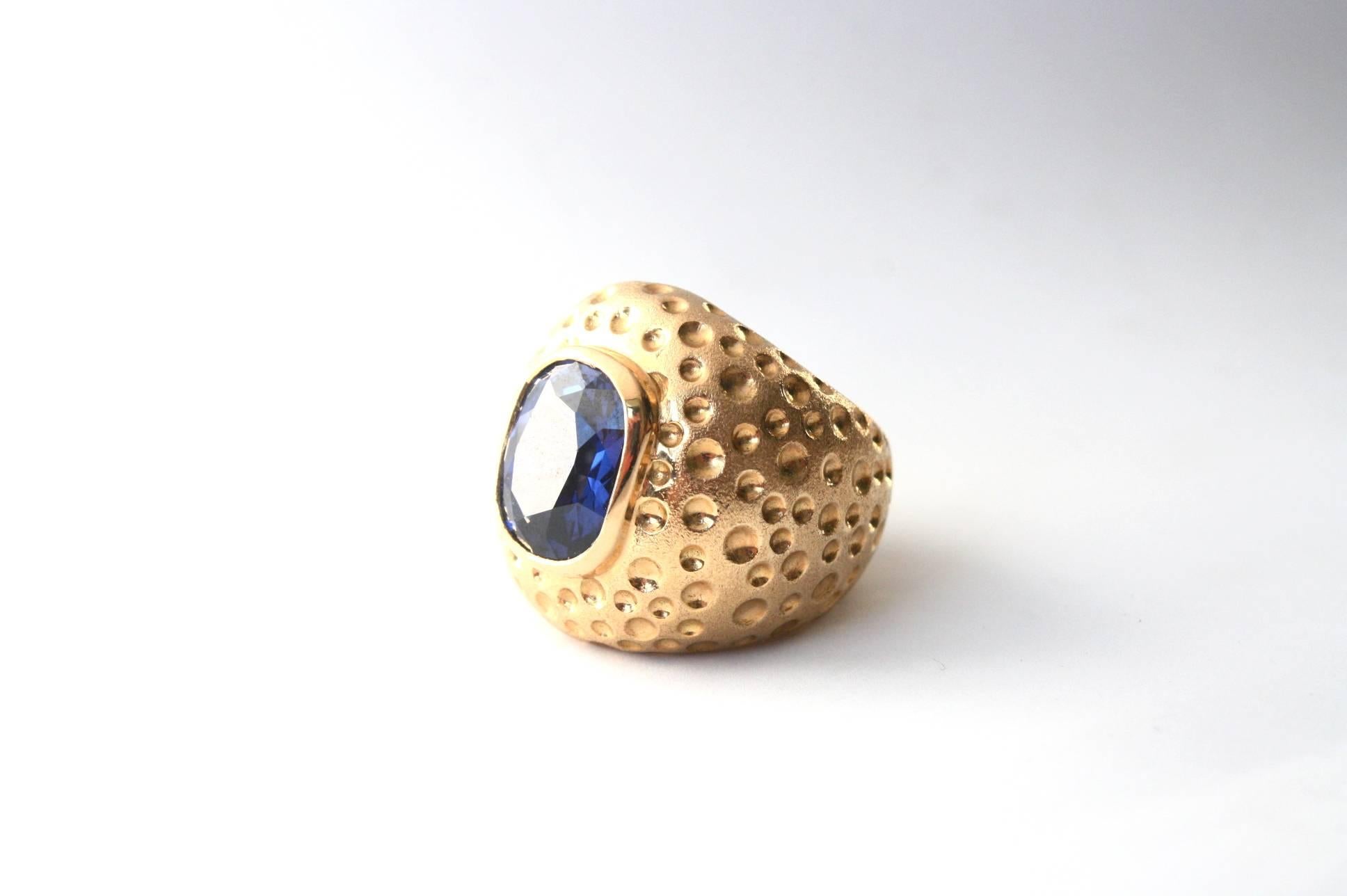 Blue Sapphire Dome Cocktail Ring 18 Karat Gold For Sale 1