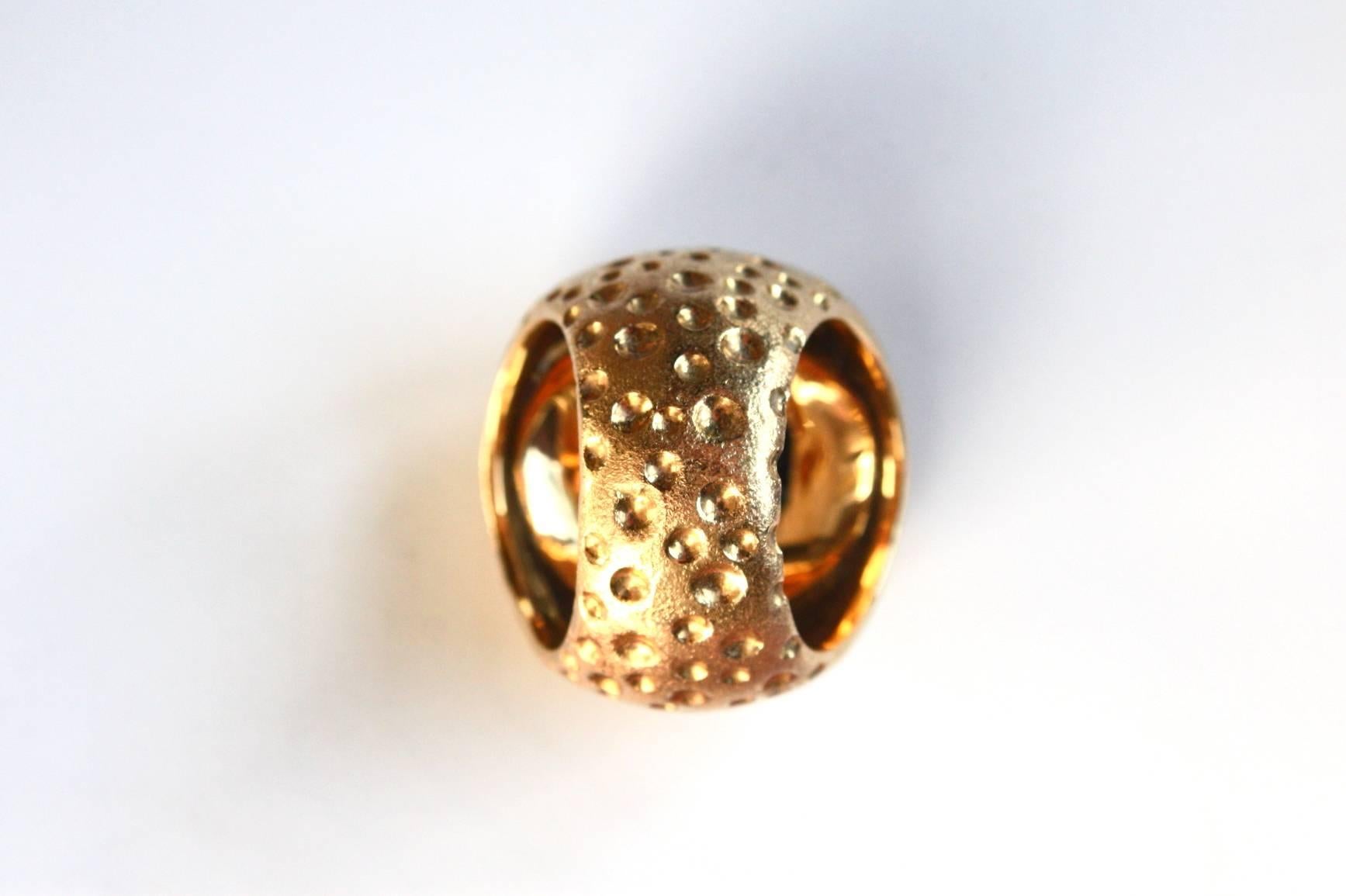 Blue Sapphire Dome Cocktail Ring 18 Karat Gold For Sale 2