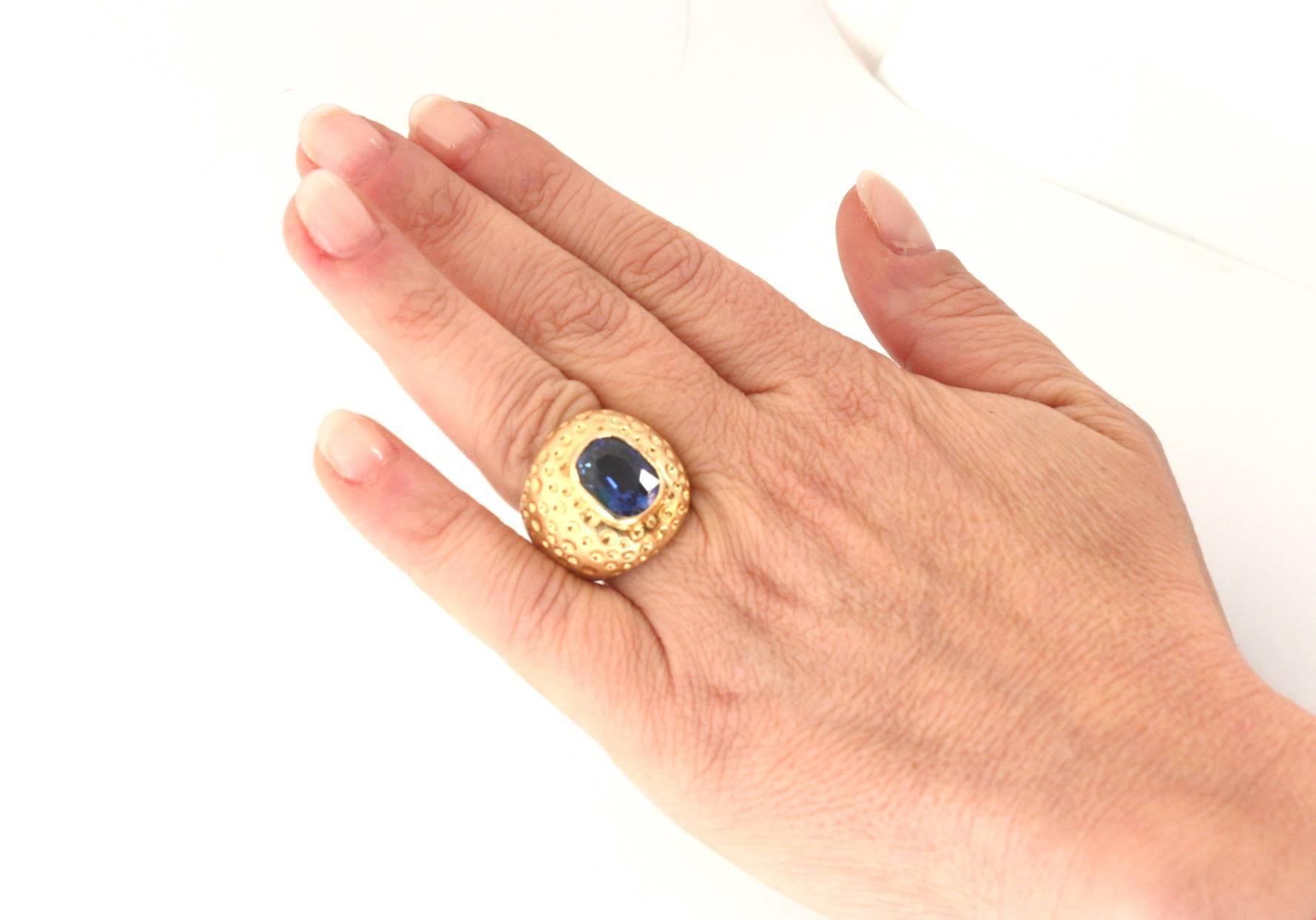 Blue Sapphire Dome Cocktail Ring 18 Karat Gold For Sale 3