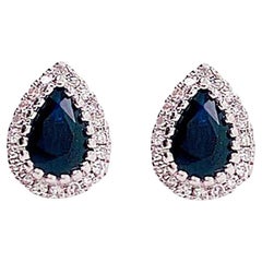 Blauer Saphir-Ohrring aus Weißgold mit Diamant-Halo um einen birnenförmigen Saphir