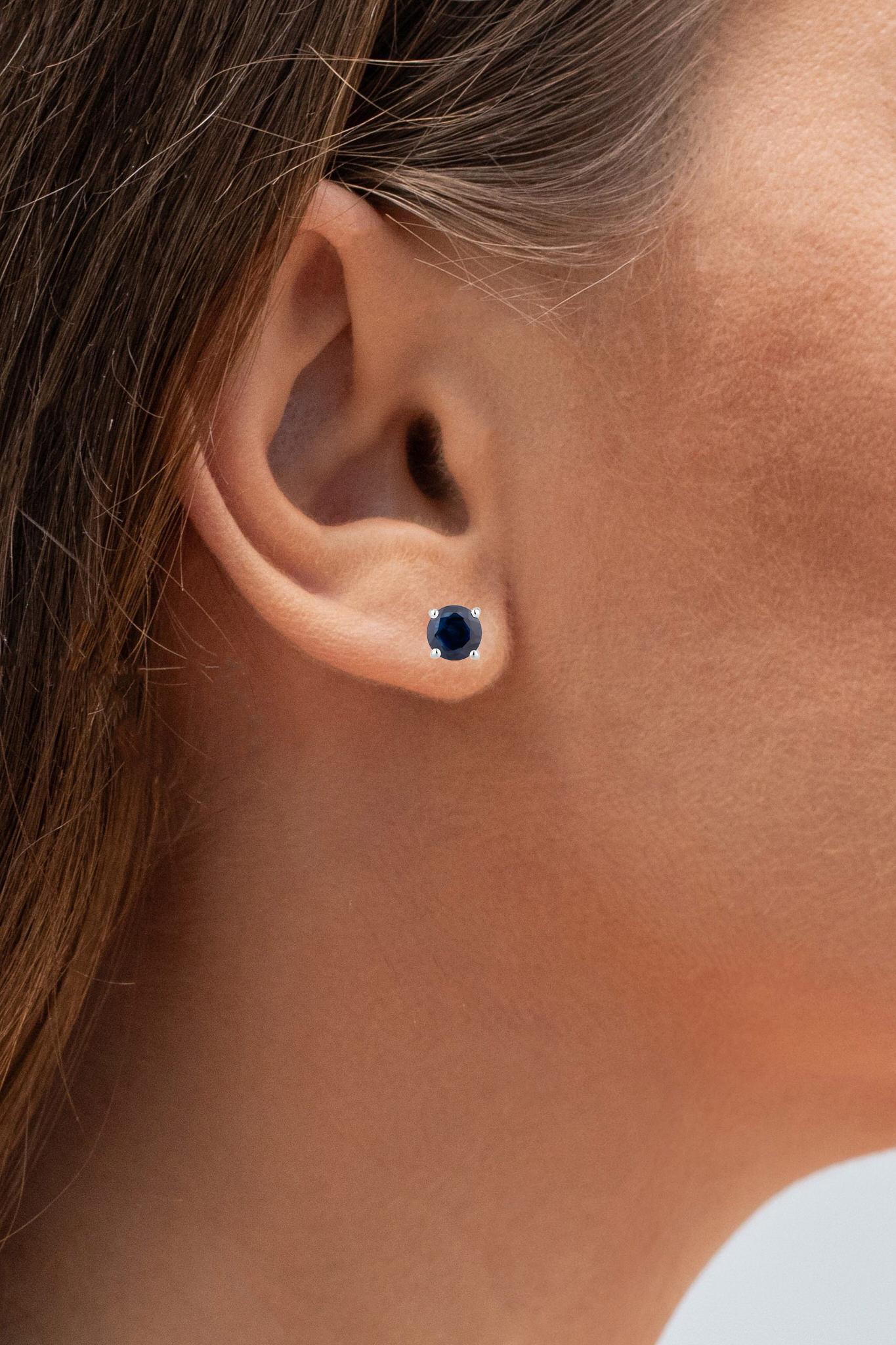 Orecchini con zaffiro blu 1,28 carati in oro bianco 10K in vendita 1