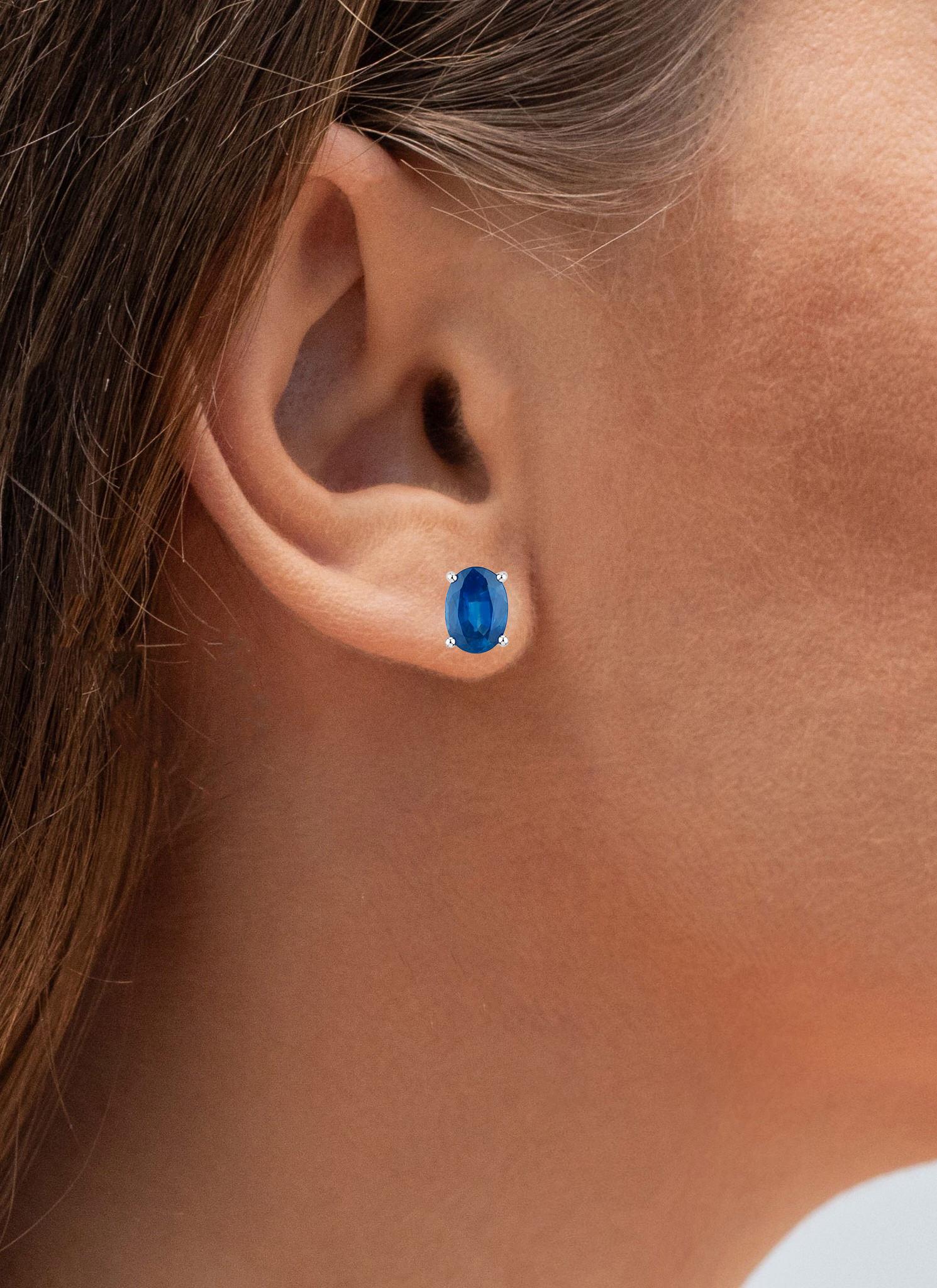 Taglio ovale Orecchini con zaffiro blu 1,88 carati in oro bianco 14K in vendita