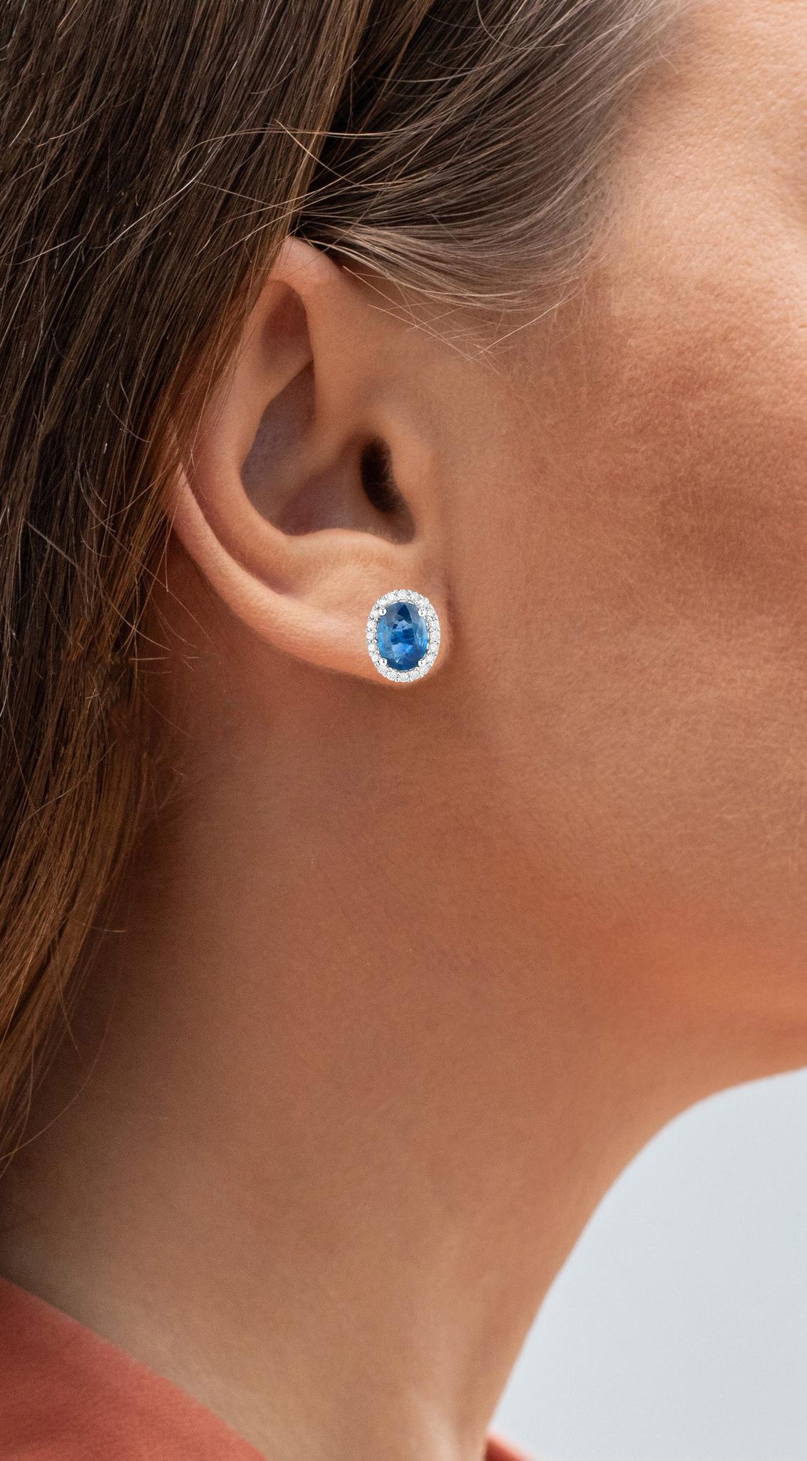 Viene fornito con la valutazione gemmologica GG/AJP.
Tutte le gemme sono naturali
2 zaffiri blu = 1,90 carati
40 Diamanti = 0,25 Carati
Metallo: Oro bianco 14 carati
Dimensioni: 10 x 8 mm