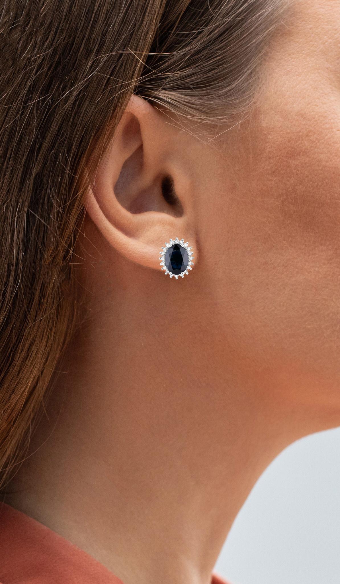 Viene fornito con la valutazione gemmologica GG/AJP.
Tutte le gemme sono naturali
2 zaffiri blu = 3,06 carati
40 diamanti = 0,24 carati
Metallo: Oro bianco 14 carati
Dimensioni: 12 x 10 mm