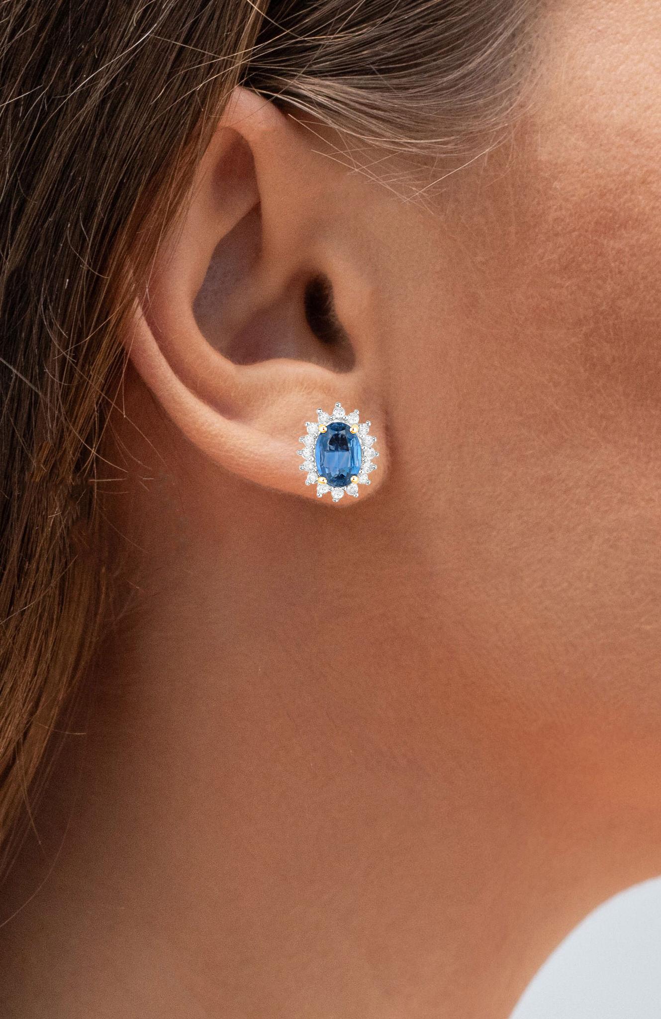 Taglio ovale Orecchini con zaffiro blu e diamanti aureolati 2,2 carati in oro giallo 14 carati in vendita
