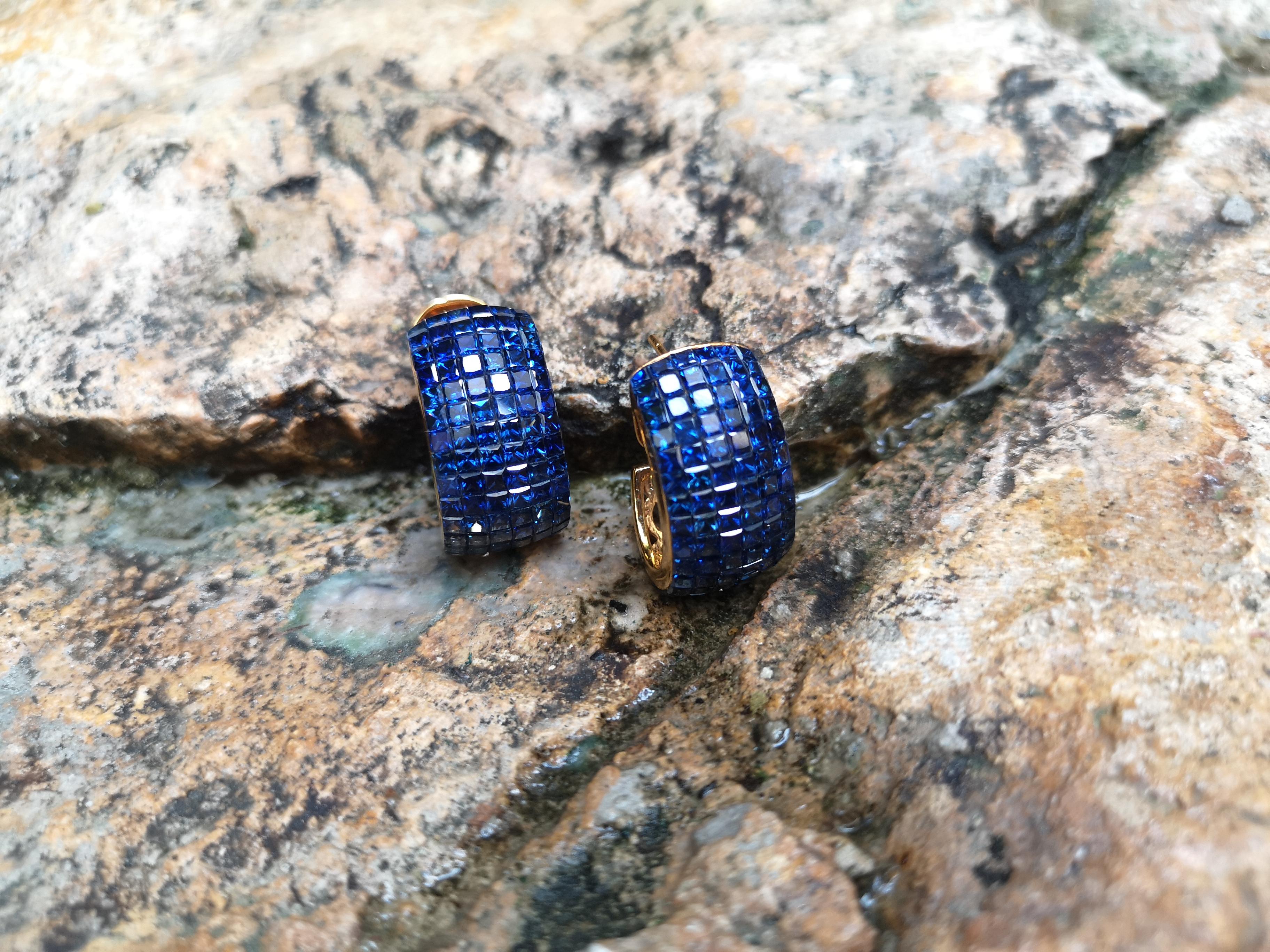 Taglio princess Orecchini con zaffiri blu incastonati in oro 18 carati in vendita