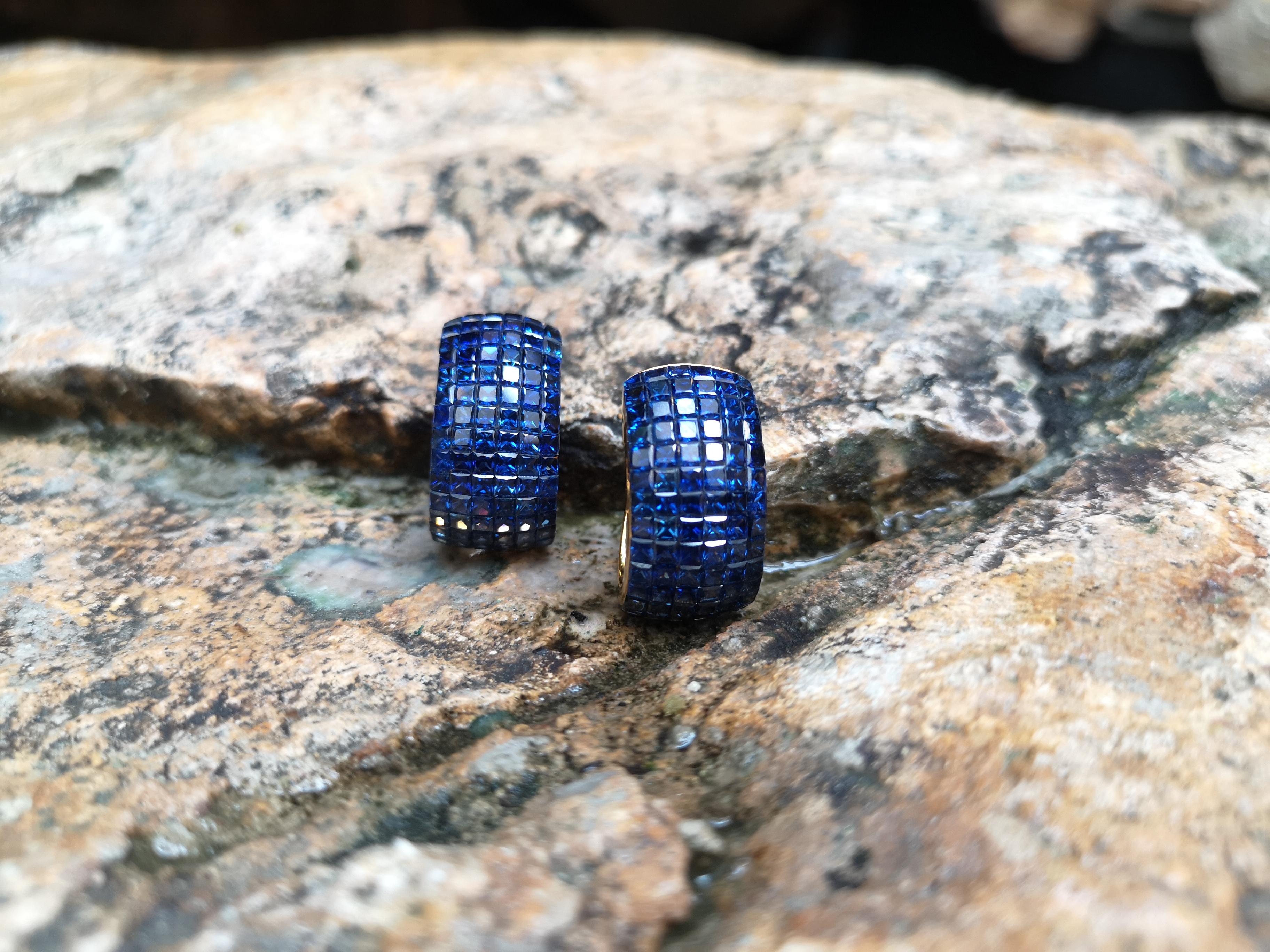 Orecchini con zaffiri blu incastonati in oro 18 carati In condizioni Nuovo in vendita a Bangkok, TH