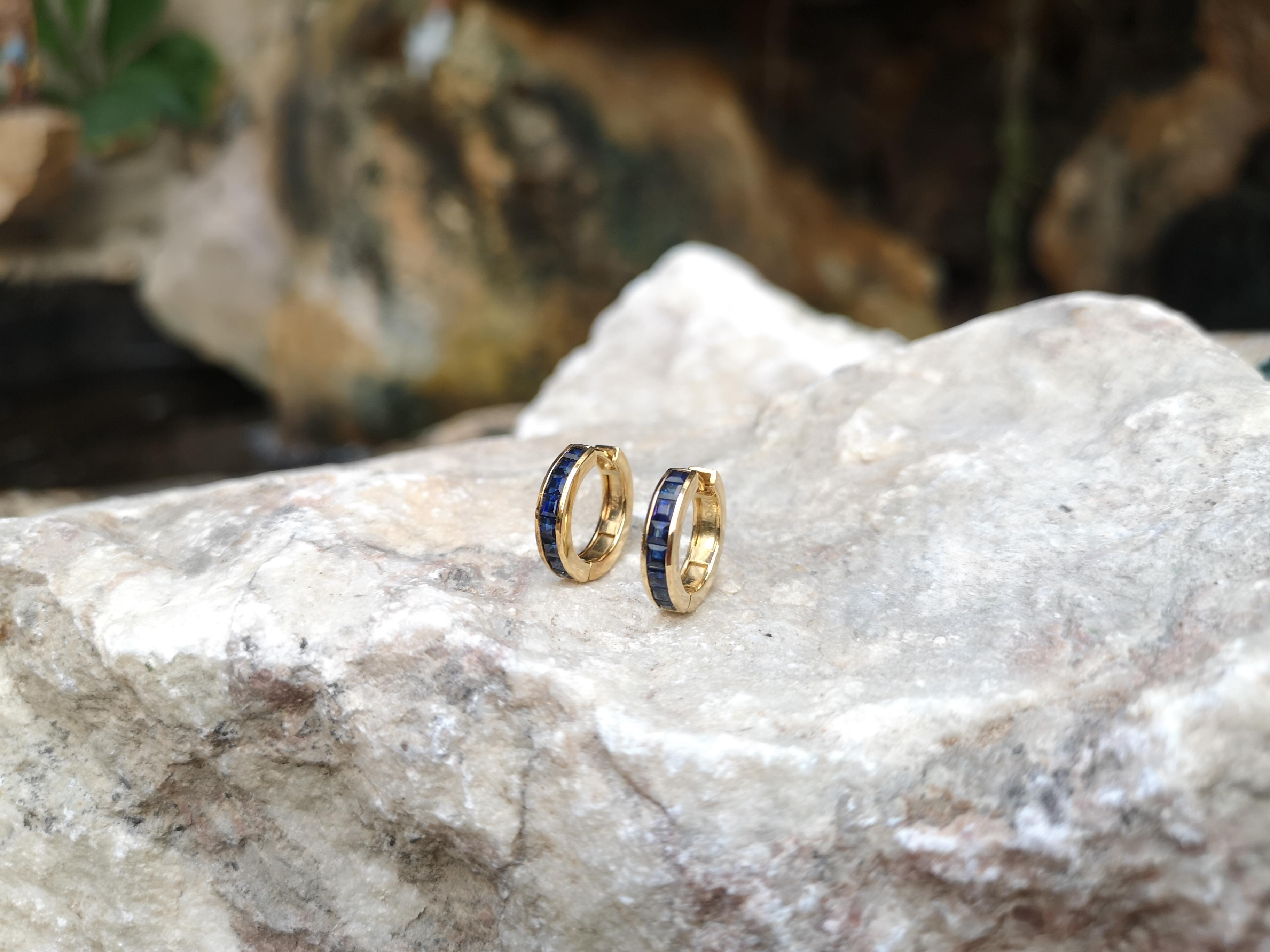 Blaue Saphir-Ohrringe in 18 Karat Goldfassung im Zustand „Neu“ in Bangkok, TH