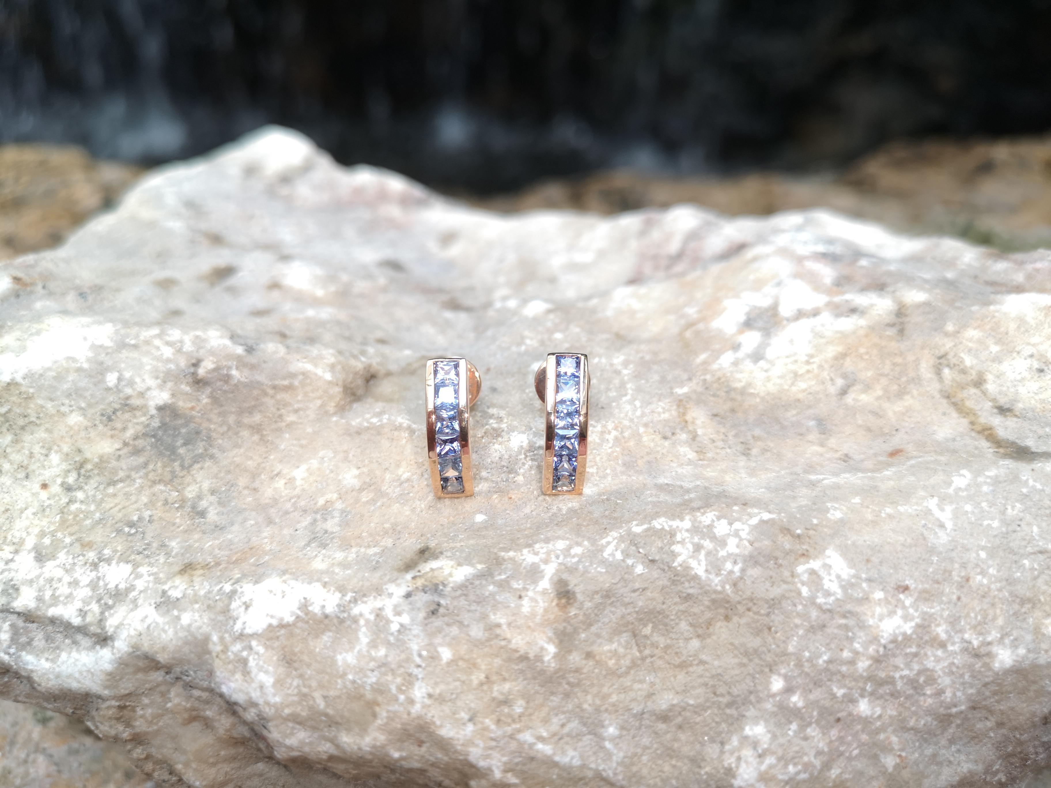 Contemporary Blue Sapphire Earrings Set in 18 Karat Rose Gold Settings For Sale