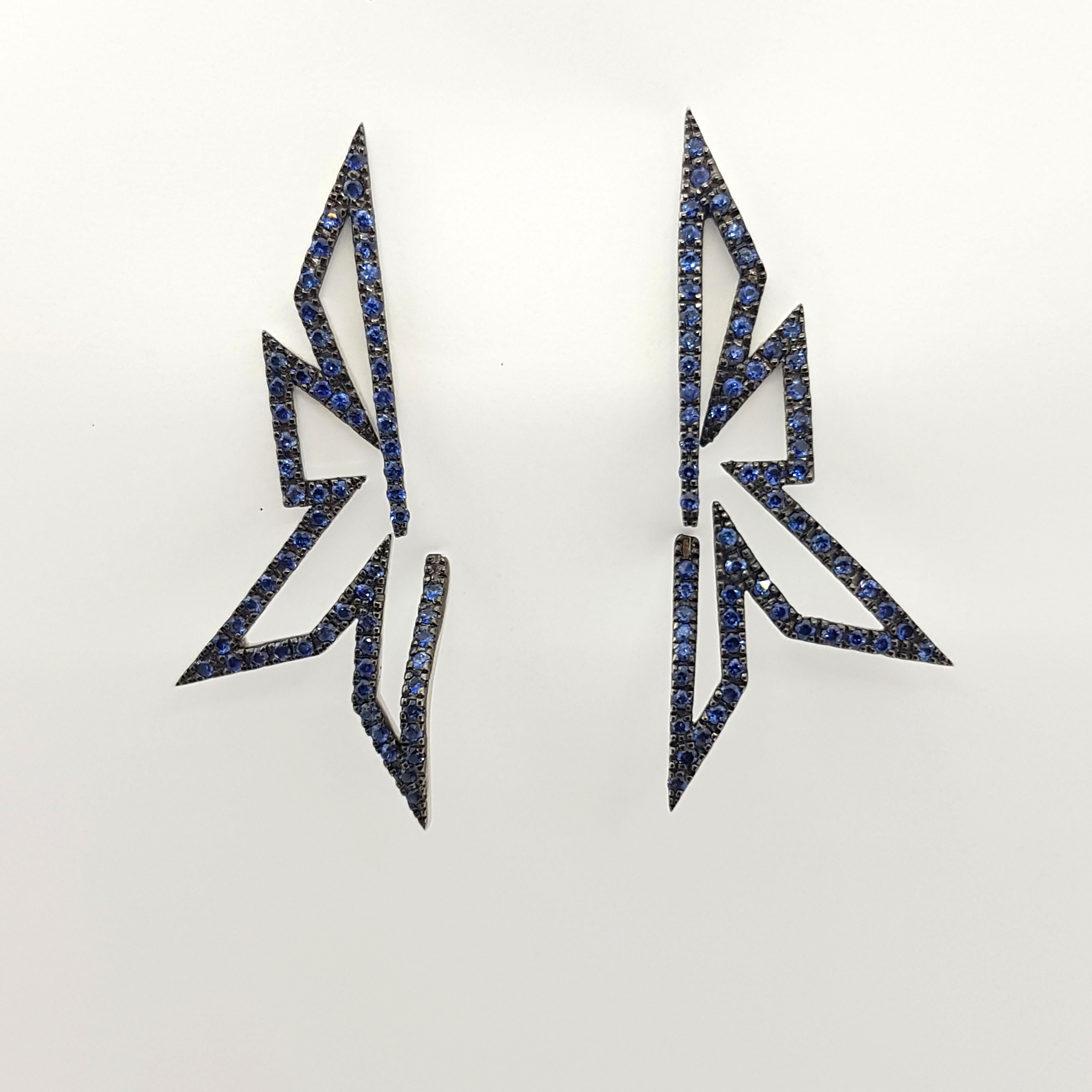 Contemporary Blue Sapphire Earrings Set in 18 Karat White Gold by Kavant & Sharart For Sale