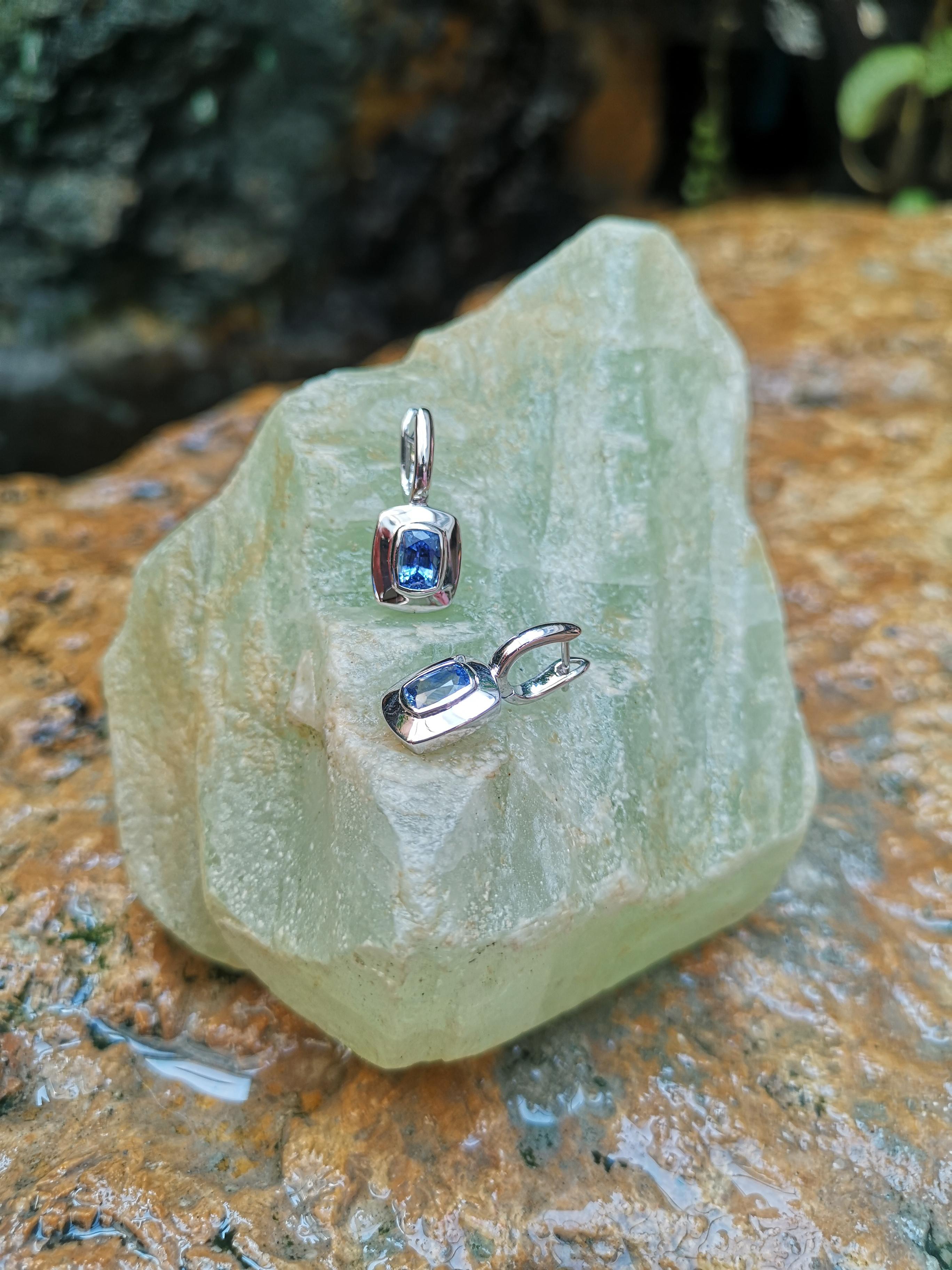 Blue Sapphire Earrings Set in 18 Karat White Gold Settings In New Condition For Sale In Bangkok, TH