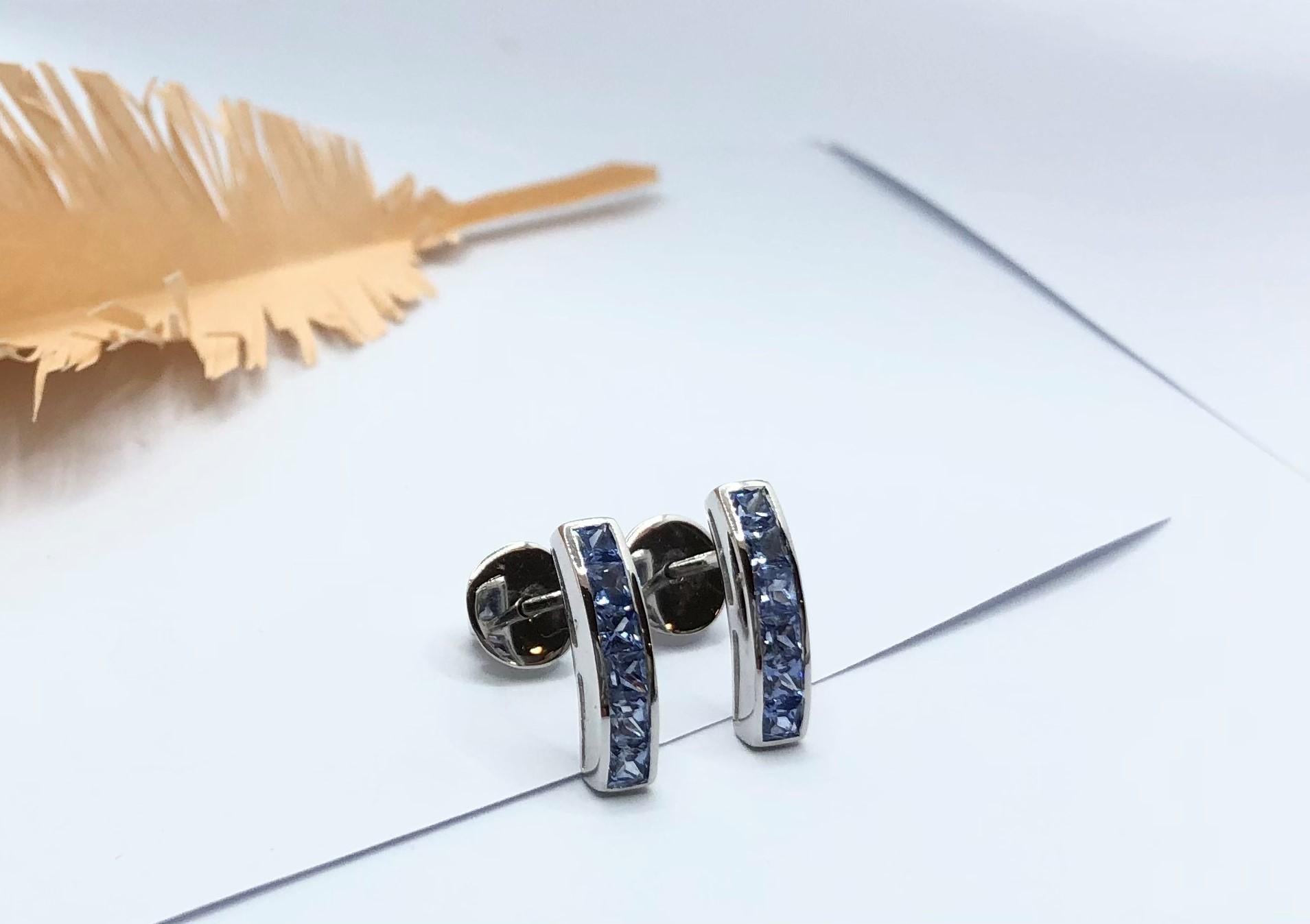 Blue Sapphire Earrings Set in 18 Karat White Gold Settings In New Condition For Sale In Bangkok, TH