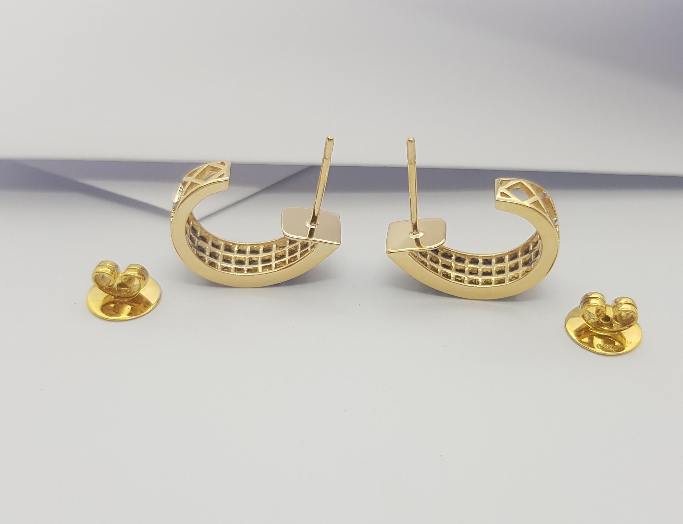 Blue Sapphire Earrings Set in 18k Gold Settings For Sale 2