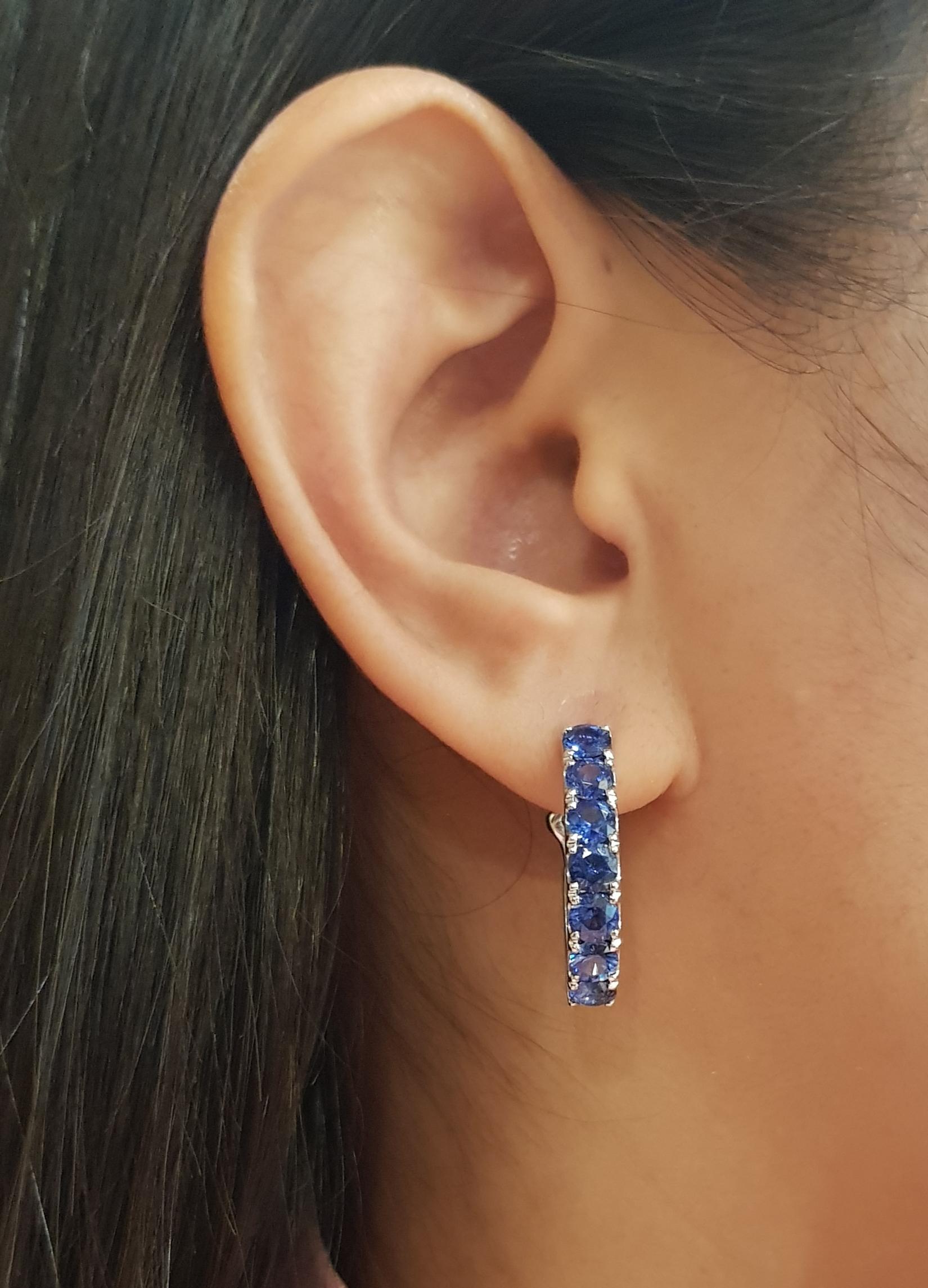Orecchini con zaffiro blu da 4,40 carati e montatura in oro bianco 18 carati

Larghezza: 0,4 cm 
Lunghezza: 2,3 cm
Peso totale: 7.52 grammi

