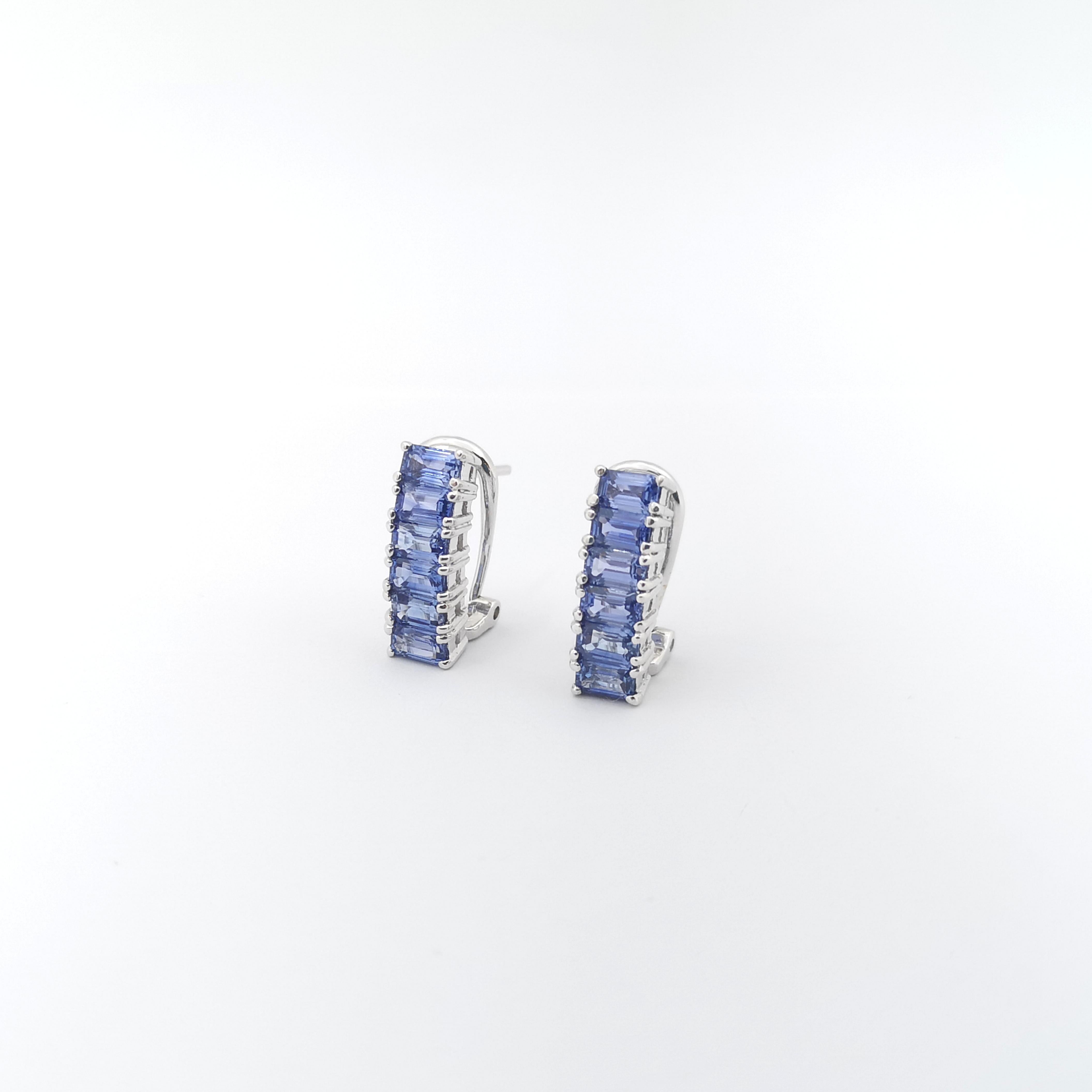 Blue Sapphire Earrings set in 18K White Gold Settings In New Condition For Sale In Bangkok, TH