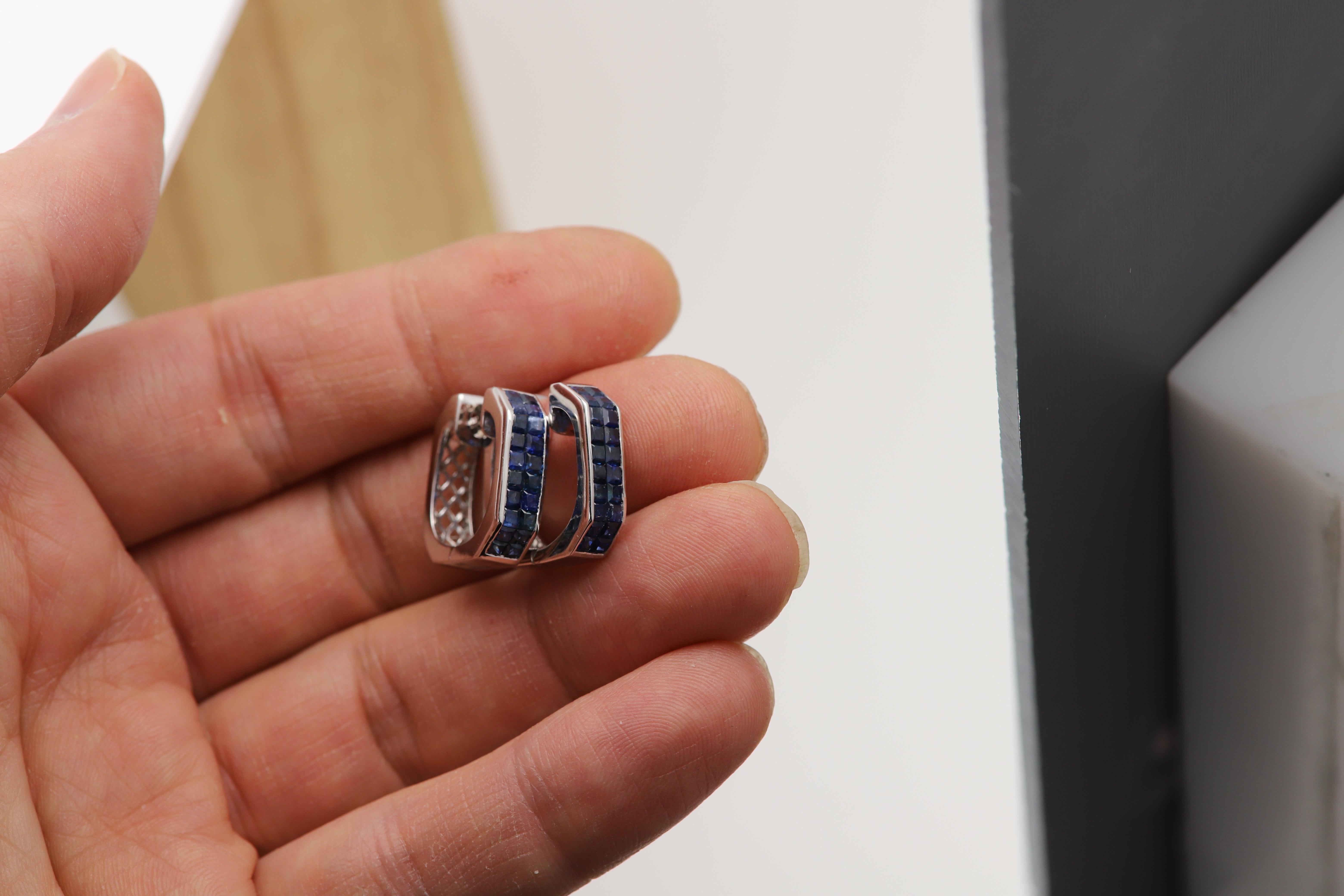 Boucles d'oreilles saphir bleu Forme carrée Or blanc 18 carats Monture invisible en vente 7