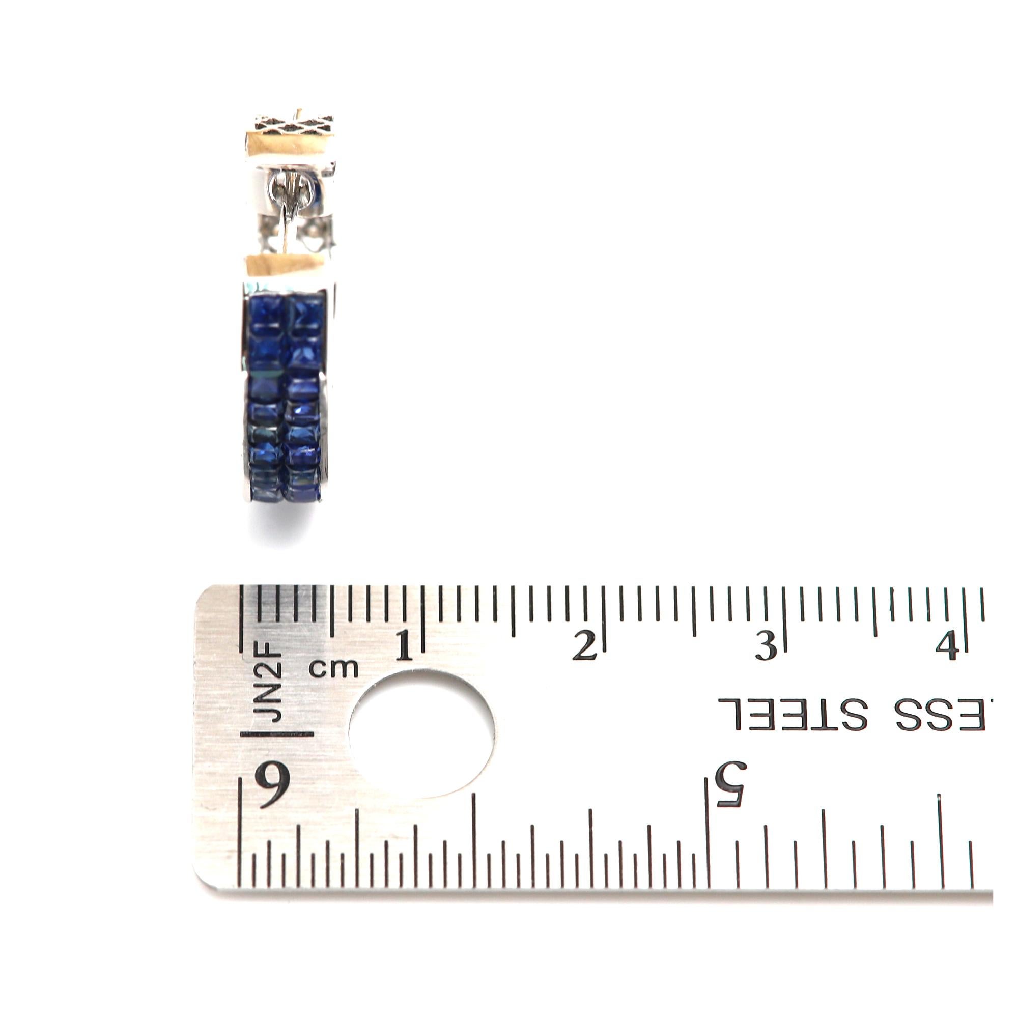 Boucles d'oreilles saphir bleu Forme carrée Or blanc 18 carats Monture invisible en vente 8