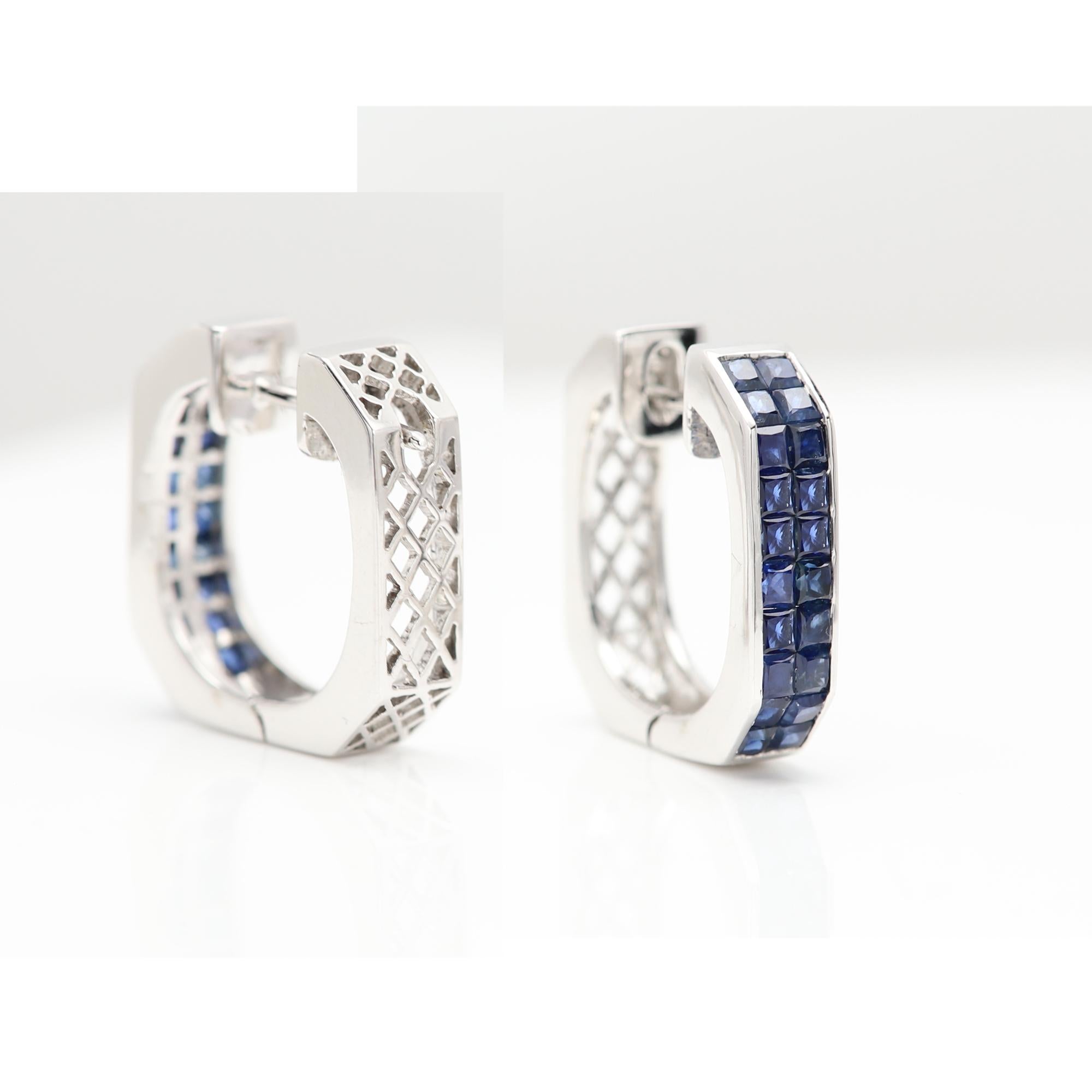 Boucles d'oreilles saphir brillant style huggie
Or blanc 18k env.  8,50 grammes pour les deux
Poids total du saphir : environ 4,0 carats.  Qualité gemme AAA
Saphir bleu naturel de forme carrée en serti invisible
Largeur à partir de l'avant : environ