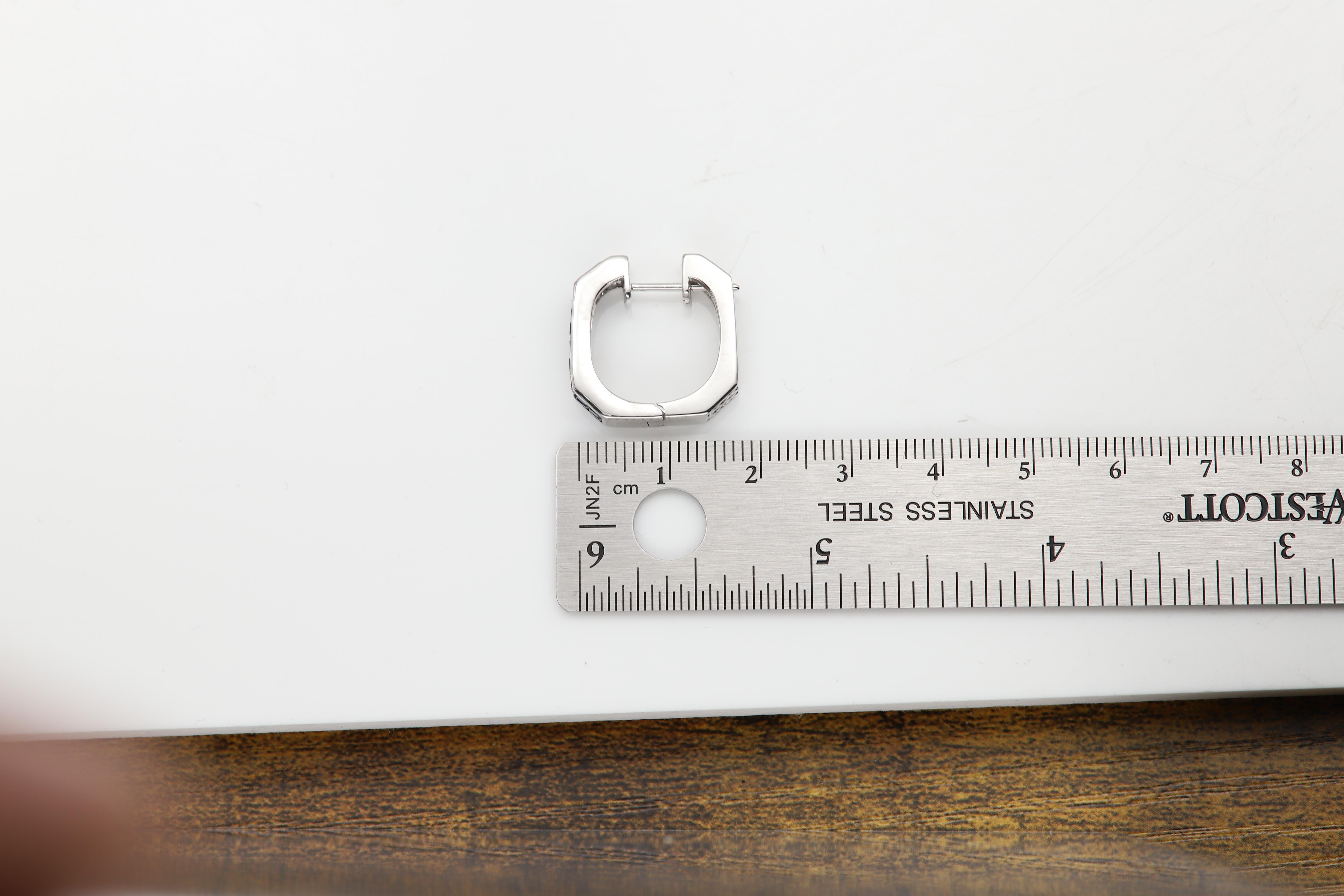 Taille carrée Boucles d'oreilles saphir bleu Forme carrée Or blanc 18 carats Monture invisible en vente