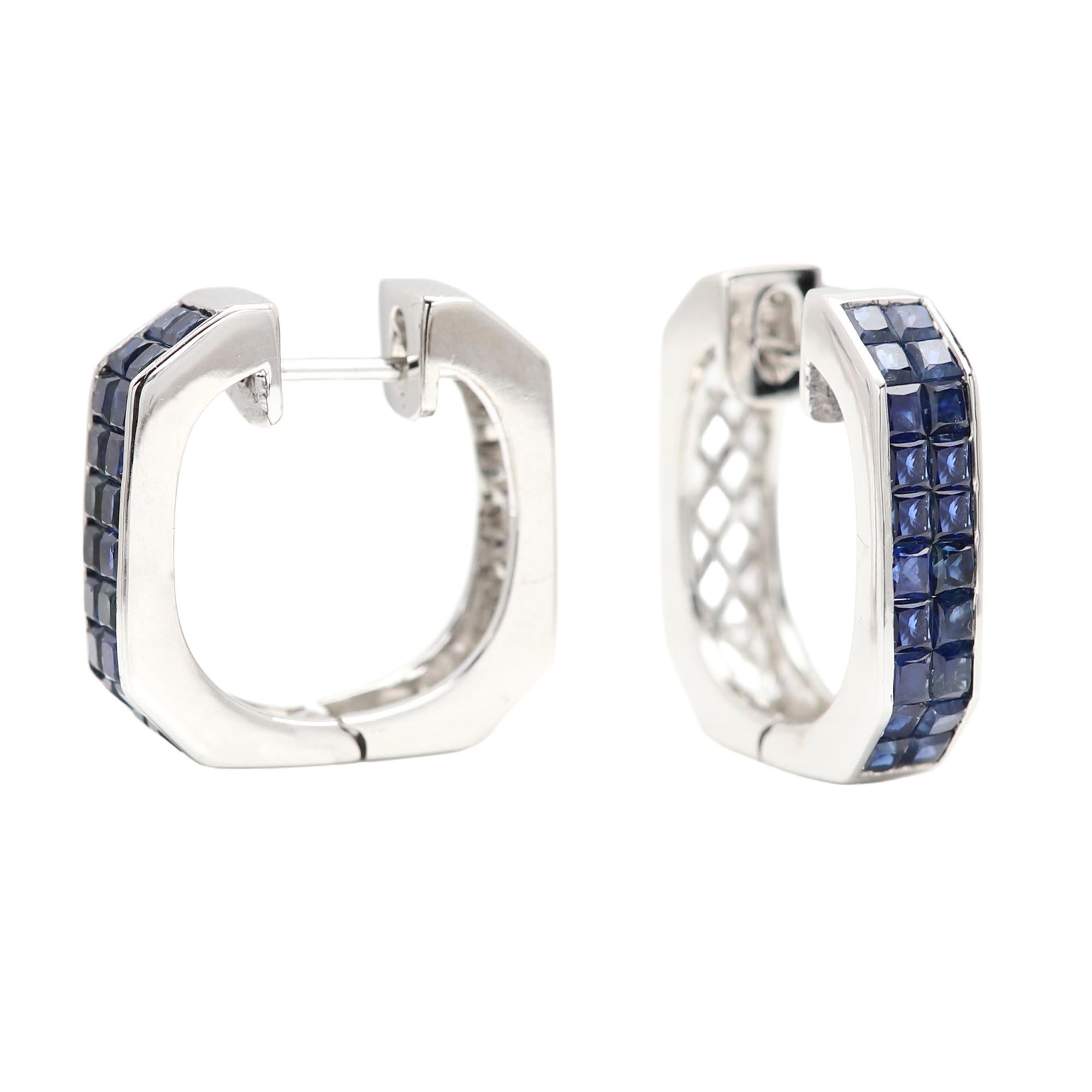 Boucles d'oreilles saphir bleu Forme carrée Or blanc 18 carats Monture invisible Neuf - En vente à Brooklyn, NY