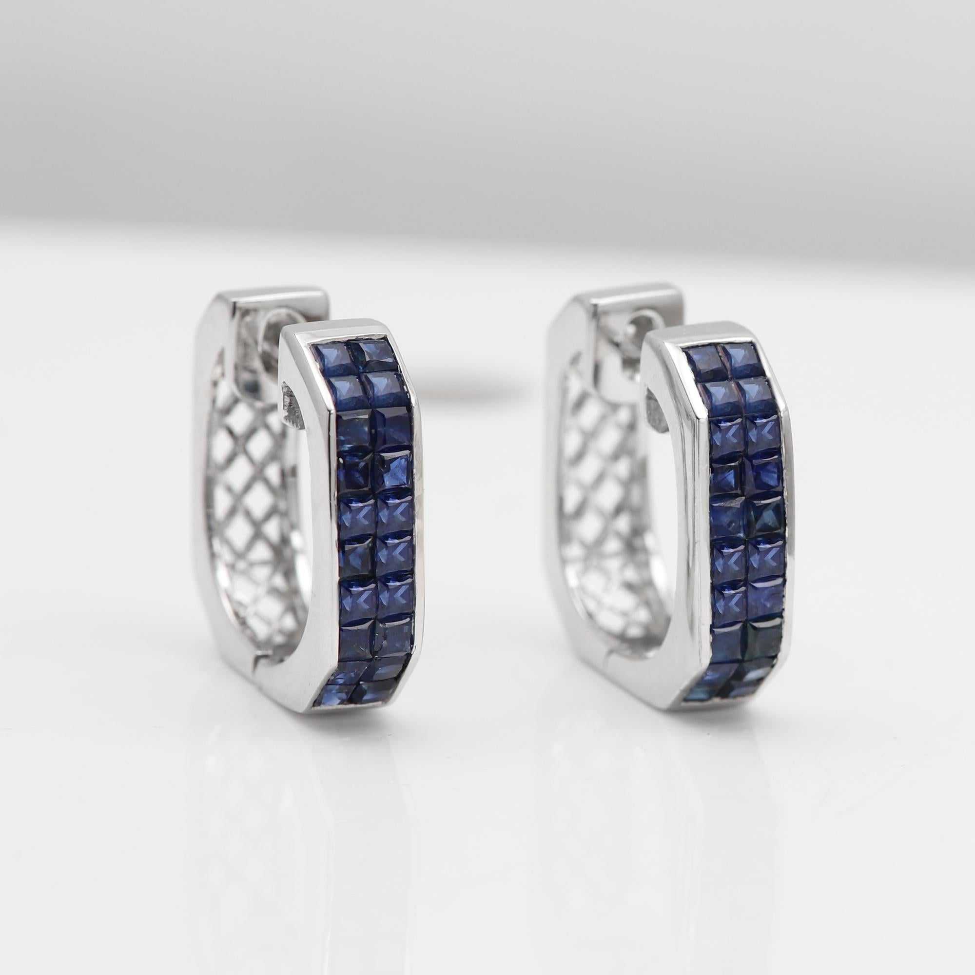 Boucles d'oreilles saphir bleu Forme carrée Or blanc 18 carats Monture invisible en vente 1