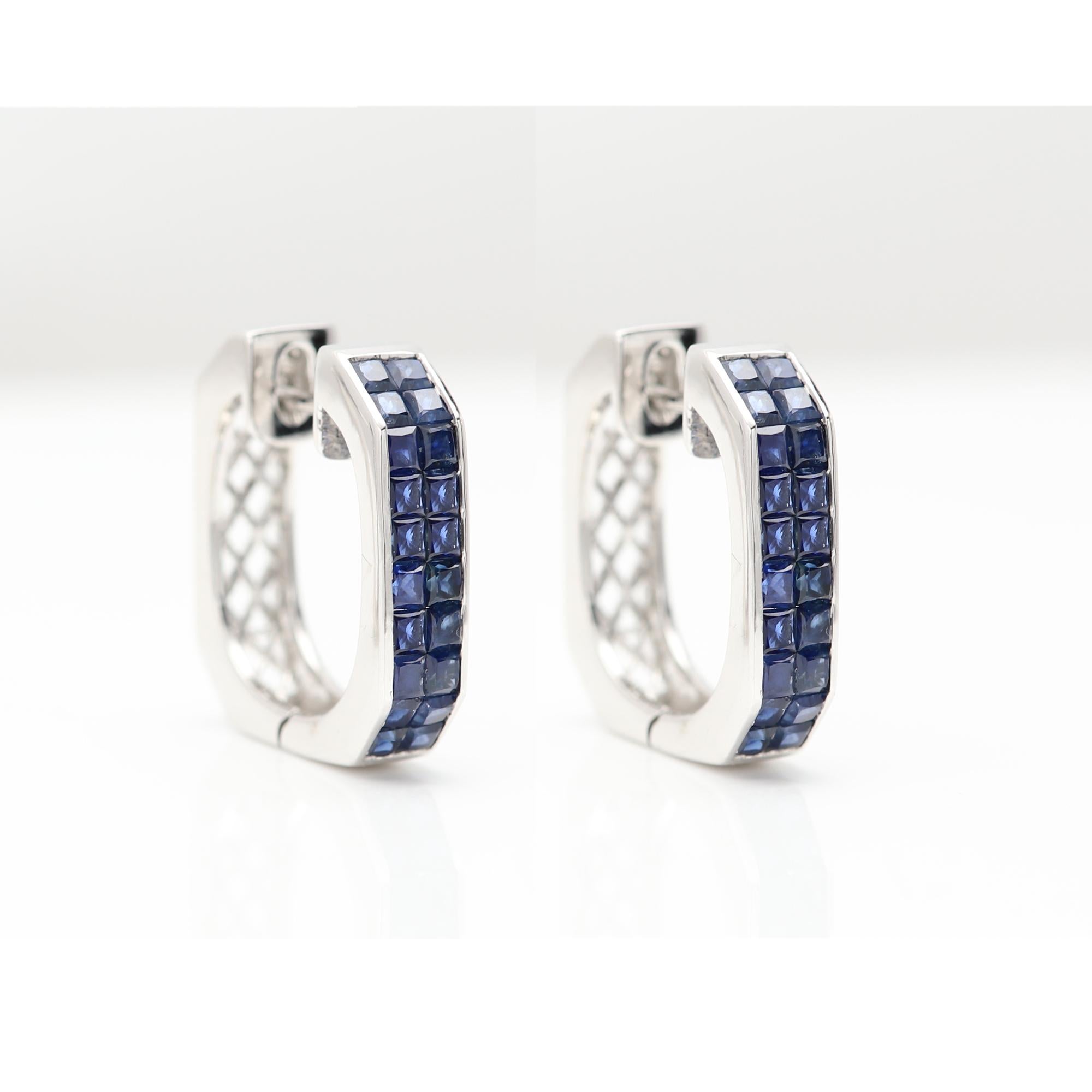 Boucles d'oreilles saphir bleu Forme carrée Or blanc 18 carats Monture invisible en vente 2