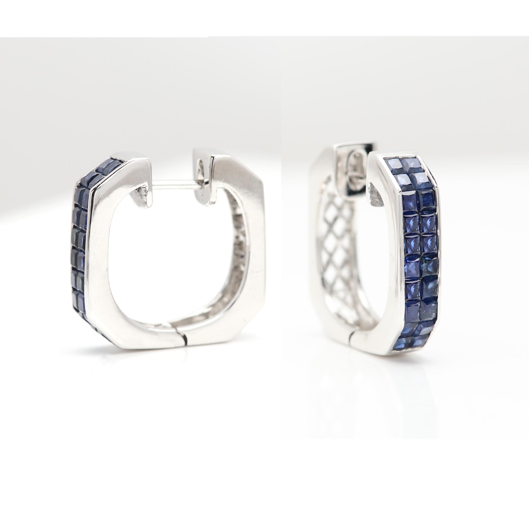 Boucles d'oreilles saphir bleu Forme carrée Or blanc 18 carats Monture invisible en vente 3