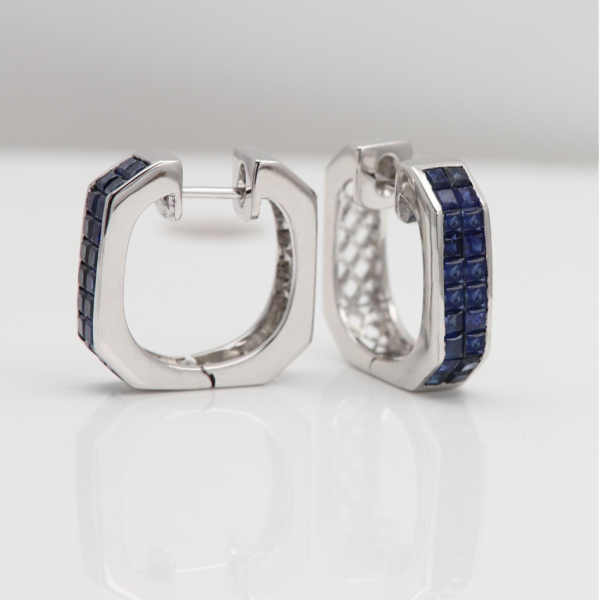 Boucles d'oreilles saphir bleu Forme carrée Or blanc 18 carats Monture invisible en vente 4