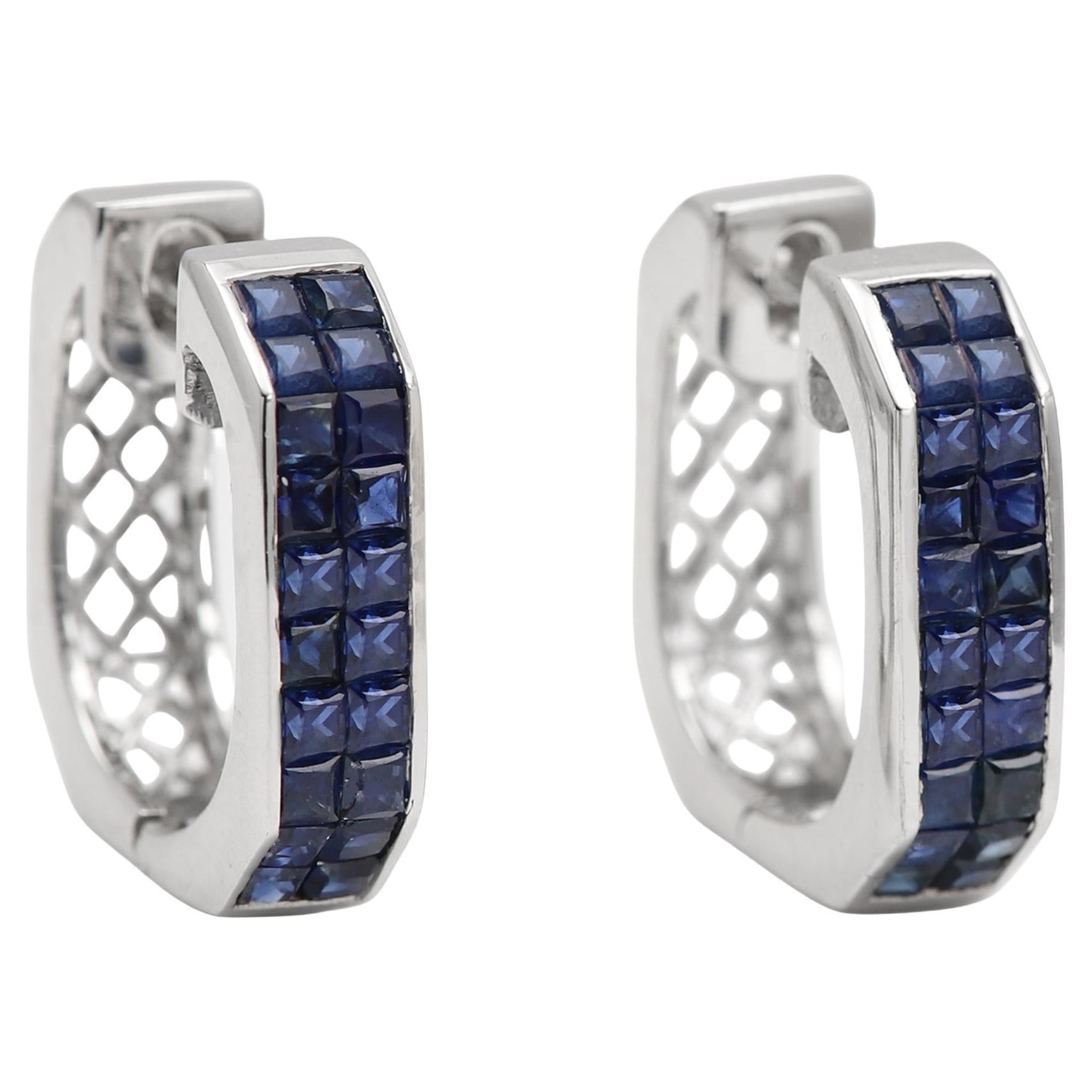 Boucles d
oreilles saphir bleu Forme carrée Or blanc 18 carats Monture invisible