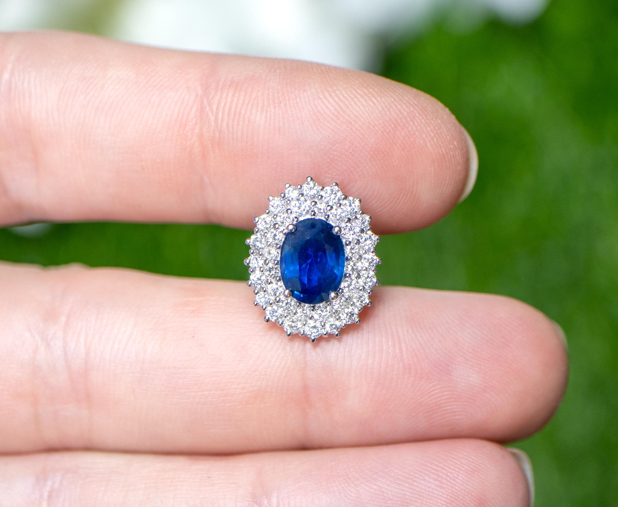 Taille ovale Boucles d'oreilles en or 18 carats avec saphir bleu et diamants de 3,82 carats en vente