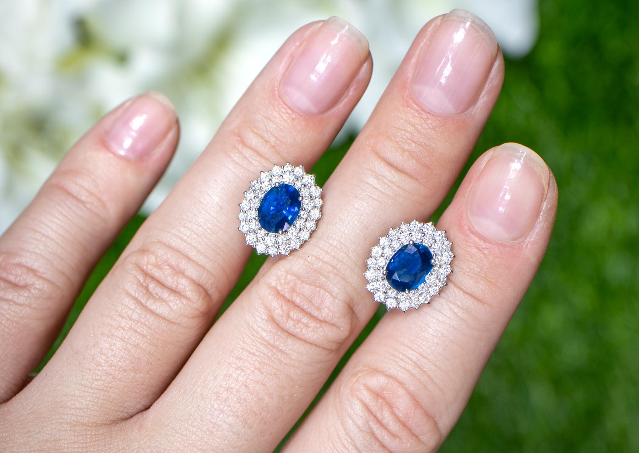 Boucles d'oreilles en or 18 carats avec saphir bleu et diamants de 3,82 carats Excellent état - En vente à Laguna Niguel, CA