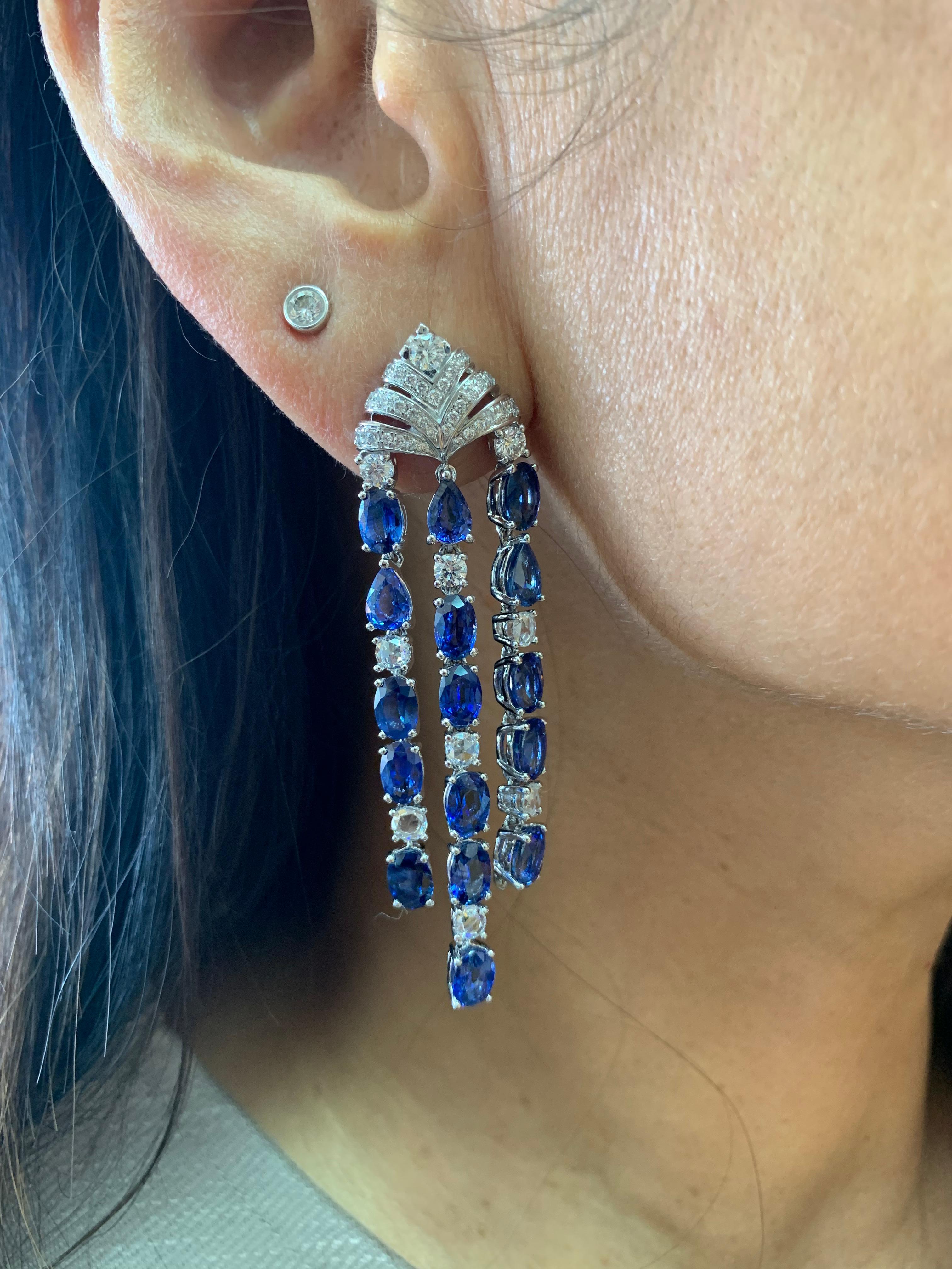 Dies ist ein eleganter und klassischer Ohrring aus blauem Saphir mit zeitlosen Akzenten aus weißen Diamanten, die in Weißgold gefasst sind. Ein zeitloses Stück, das über Generationen hinweg seinen Wert behalten wird... 

Ohrringe mit blauem Saphir