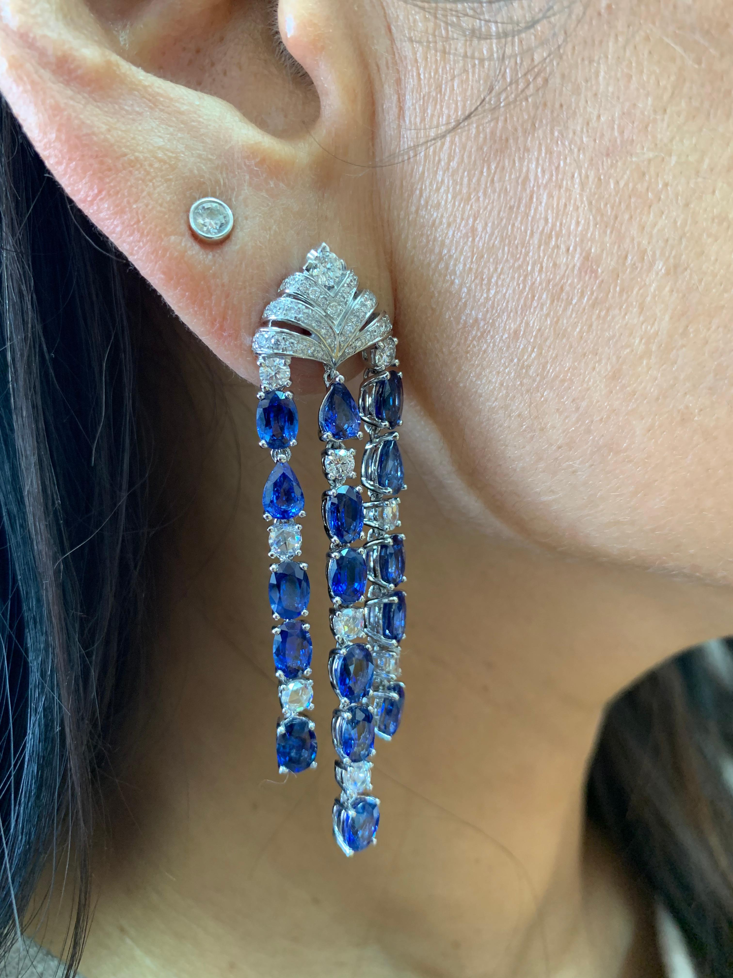 Blaue Saphir-Ohrringe mit weißem Diamant aus 18 Karat Weißgold (Moderne) im Angebot