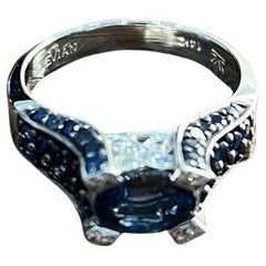 Ring aus 14 Karat Weißgold mit blauem Saphir, Ost-West- Horizont-Saphir und Diamant in Pavé-Fassung