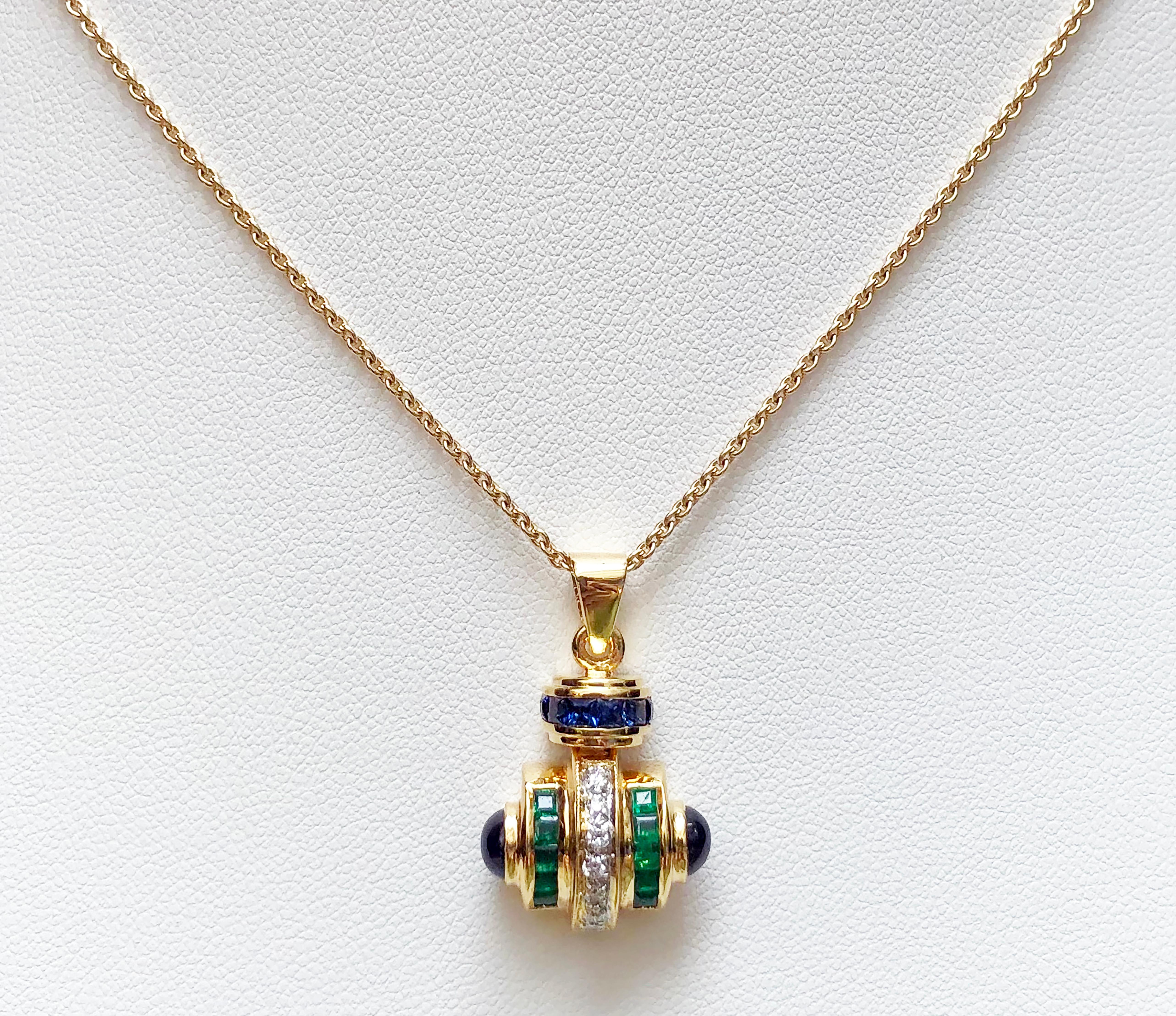 Cabochon Blauer Saphir und Blauer Saphir 1,90 Karat, Smaragd 0,25 Karat mit Diamant 0,10 Karat Anhänger in 18 Karat Goldfassung
(Kette nicht enthalten)

Breite:  1.7 cm 
Länge: 2,7 cm
Gesamtgewicht: 5,57 Gramm

