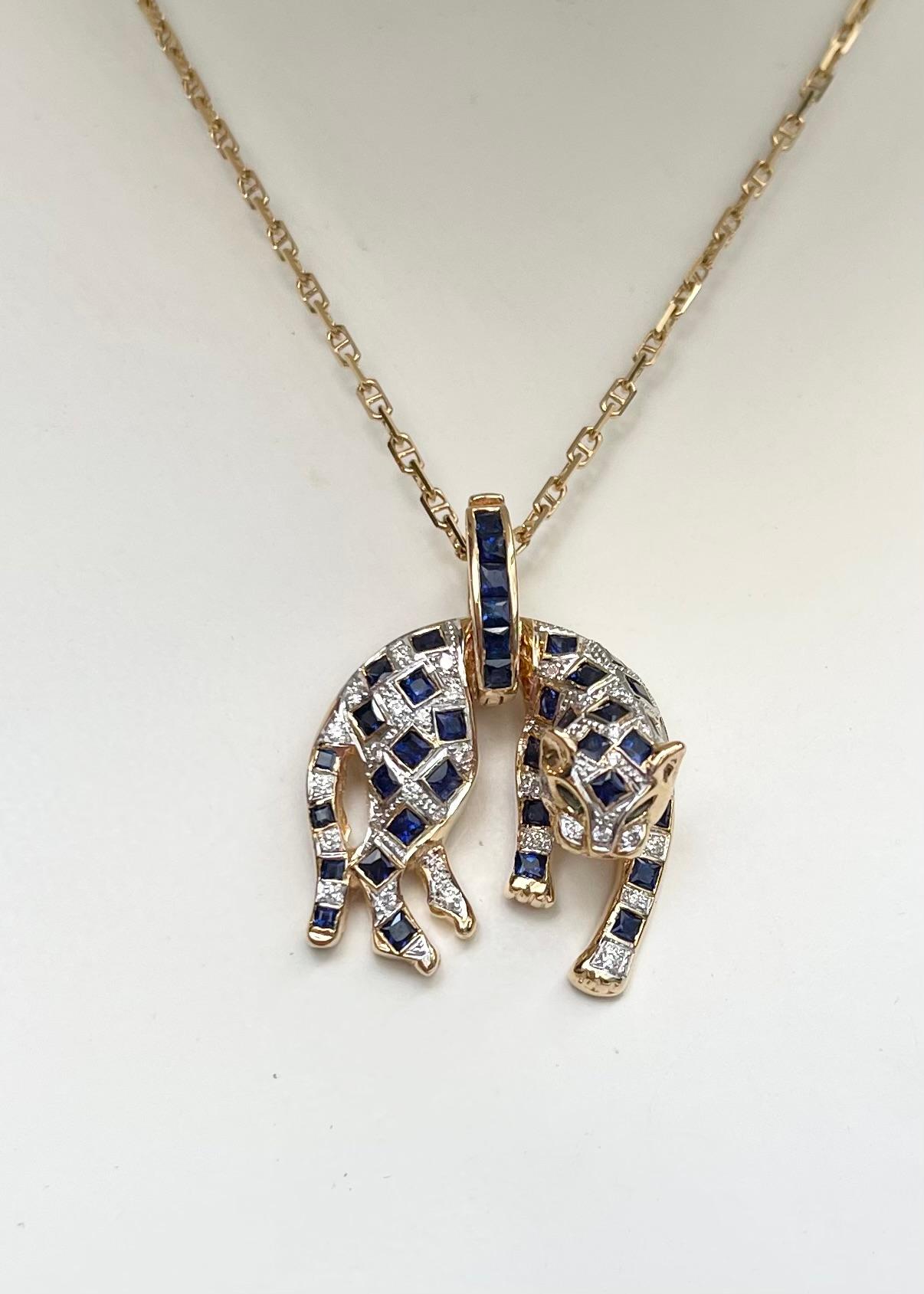 Anhänger mit blauem Saphir (2,55 Karat), Smaragd (0,10 Karat) und Diamant (0,60 Karat) in 18-karätiger Goldfassung
(Kette nicht enthalten)

Breite: 3.1 cm 
Länge: 3.8 cm
Gesamtgewicht: 13,98 Gramm

